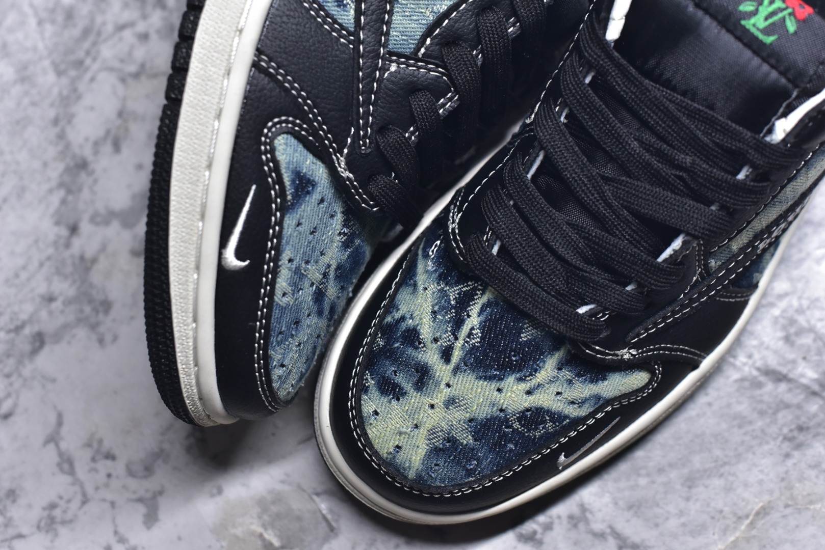 图片[8]-#Travis Scott x Fragment Design x Air Jordan 1 Low OG SP AJ1 乔1 LV联名 复古牛仔 低帮文化休闲板鞋 LD2028-045 #多方联名合作融合了Travis Scott 独特的音乐风格，藤原浩个性的设计风格以及Jordan品牌的经典元素 使其成为一双具有独特身份和价值的鞋子 清新而立体的外观加上联名标识更突出了其独特身份 这种配色方案显示出活力和时尚感 在视觉上引人注目 鞋身的质感和细腻的细节处理使其显得高端而格调十足 这款“倒钩”联名是设计与创意完美结合 融合多方的个性风格是一款备受瞩目的潮流鞋款 尺码：36 36.5 37.5 38 38.5 39 40 40.5 41 42 42.5 43 44 44.5 45 9.E5-选品中心