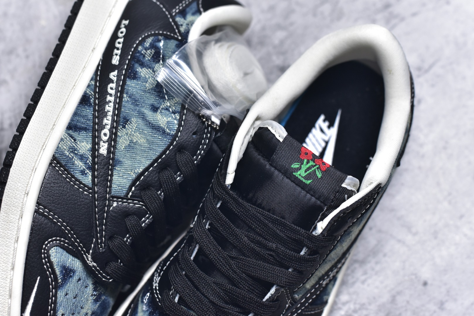 图片[9]-#Travis Scott x Fragment Design x Air Jordan 1 Low OG SP AJ1 乔1 LV联名 复古牛仔 低帮文化休闲板鞋 LD2028-045 #多方联名合作融合了Travis Scott 独特的音乐风格，藤原浩个性的设计风格以及Jordan品牌的经典元素 使其成为一双具有独特身份和价值的鞋子 清新而立体的外观加上联名标识更突出了其独特身份 这种配色方案显示出活力和时尚感 在视觉上引人注目 鞋身的质感和细腻的细节处理使其显得高端而格调十足 这款“倒钩”联名是设计与创意完美结合 融合多方的个性风格是一款备受瞩目的潮流鞋款 尺码：36 36.5 37.5 38 38.5 39 40 40.5 41 42 42.5 43 44 44.5 45 9.E5-选品中心