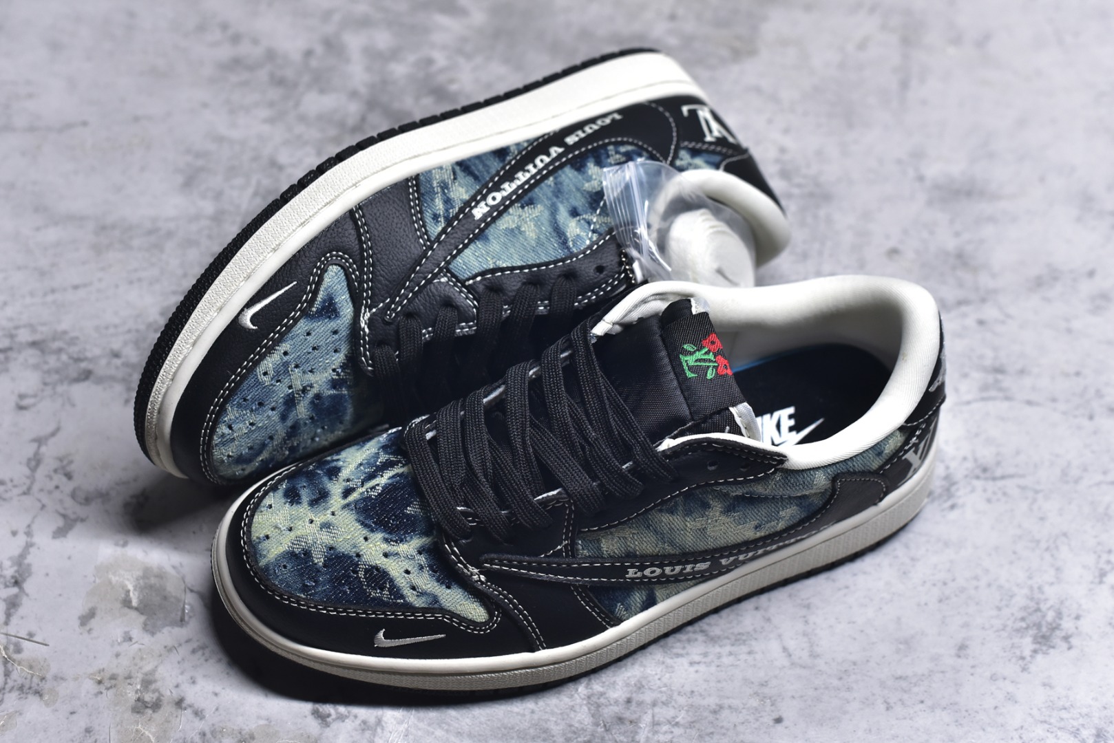 图片[7]-#Travis Scott x Fragment Design x Air Jordan 1 Low OG SP AJ1 乔1 LV联名 复古牛仔 低帮文化休闲板鞋 LD2028-045 #多方联名合作融合了Travis Scott 独特的音乐风格，藤原浩个性的设计风格以及Jordan品牌的经典元素 使其成为一双具有独特身份和价值的鞋子 清新而立体的外观加上联名标识更突出了其独特身份 这种配色方案显示出活力和时尚感 在视觉上引人注目 鞋身的质感和细腻的细节处理使其显得高端而格调十足 这款“倒钩”联名是设计与创意完美结合 融合多方的个性风格是一款备受瞩目的潮流鞋款 尺码：36 36.5 37.5 38 38.5 39 40 40.5 41 42 42.5 43 44 44.5 45 9.E5-选品中心