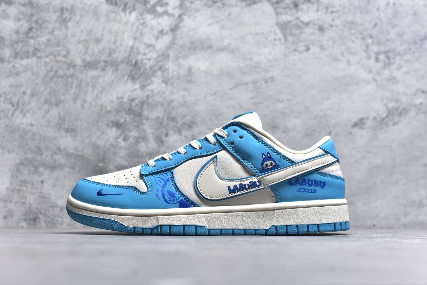 #Nike SB Dunk Low“ 白蓝拉布布” 周年高端定制 低帮休闲板鞋 定制鞋盒 大厂纯原品质出货 超高清洁度 皮料切割干净无任何毛边 细节完美 货号：DG2025-008 尺码：36 36.5 37.5 38 38.5 39 40 40.5 41 42 42.5 43 44 44.5 45-选品中心