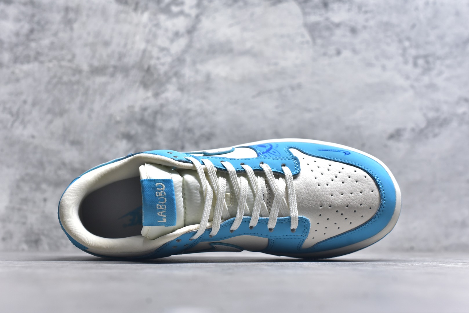 图片[4]-#Nike SB Dunk Low“ 白蓝拉布布” 周年高端定制 低帮休闲板鞋 定制鞋盒 大厂纯原品质出货 超高清洁度 皮料切割干净无任何毛边 细节完美 货号：DG2025-008 尺码：36 36.5 37.5 38 38.5 39 40 40.5 41 42 42.5 43 44 44.5 45-选品中心