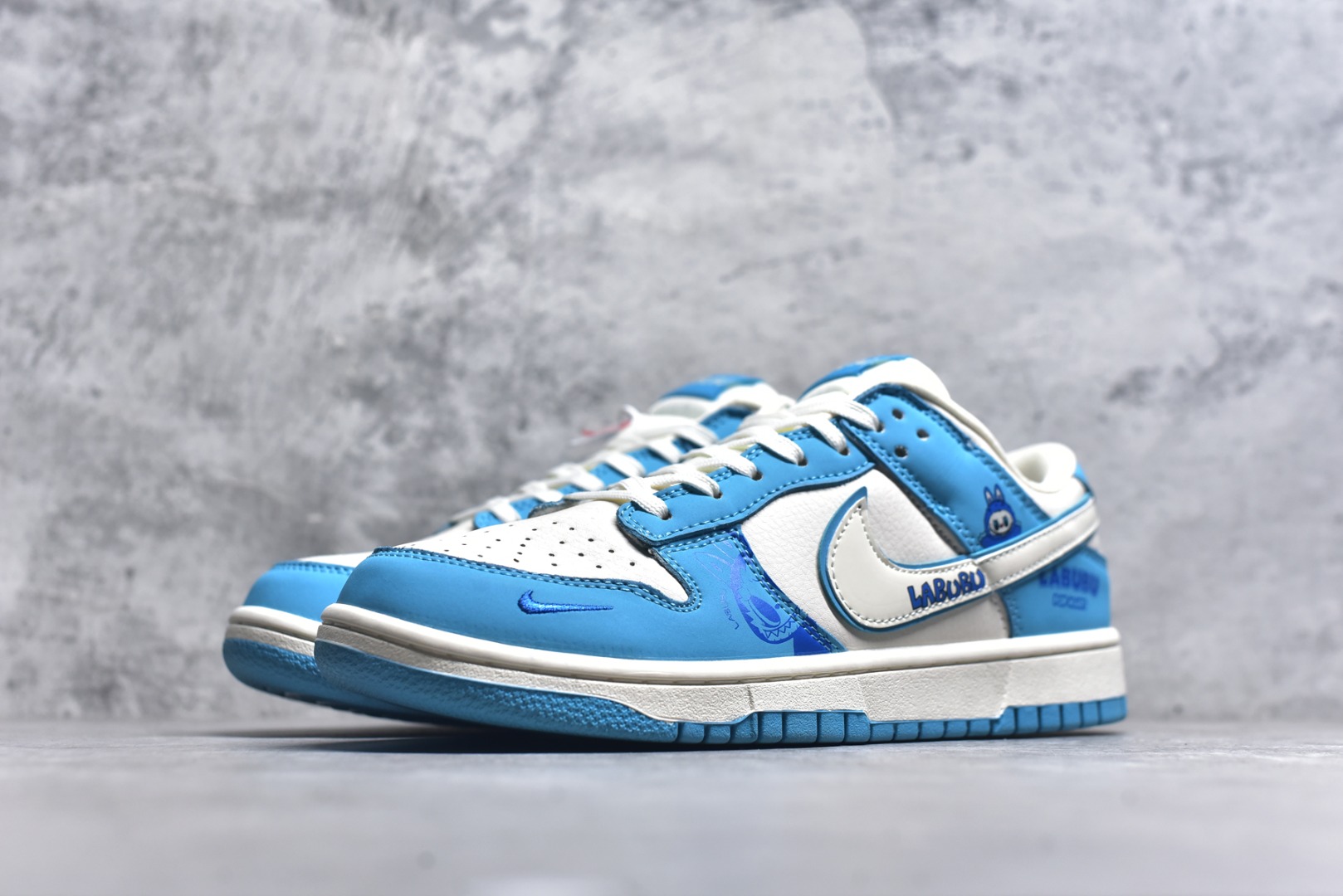 图片[2]-#Nike SB Dunk Low“ 白蓝拉布布” 周年高端定制 低帮休闲板鞋 定制鞋盒 大厂纯原品质出货 超高清洁度 皮料切割干净无任何毛边 细节完美 货号：DG2025-008 尺码：36 36.5 37.5 38 38.5 39 40 40.5 41 42 42.5 43 44 44.5 45-选品中心