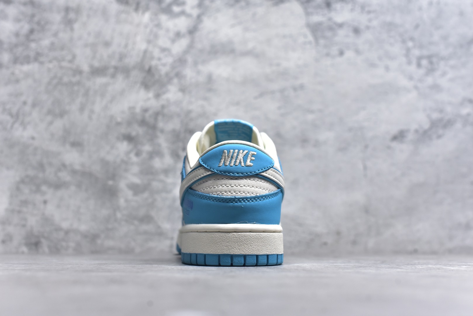 图片[5]-#Nike SB Dunk Low“ 白蓝拉布布” 周年高端定制 低帮休闲板鞋 定制鞋盒 大厂纯原品质出货 超高清洁度 皮料切割干净无任何毛边 细节完美 货号：DG2025-008 尺码：36 36.5 37.5 38 38.5 39 40 40.5 41 42 42.5 43 44 44.5 45-选品中心