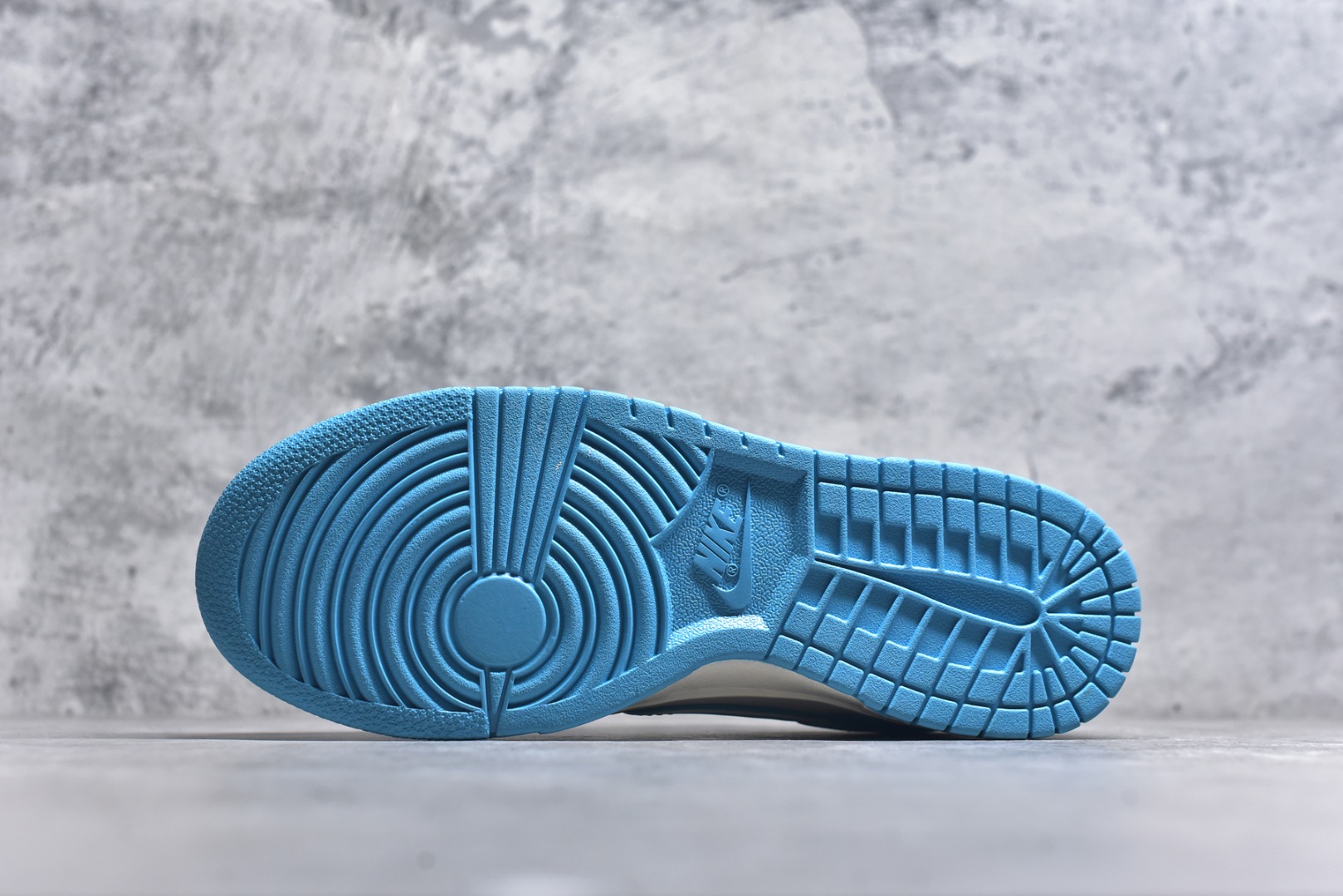 图片[6]-#Nike SB Dunk Low“ 白蓝拉布布” 周年高端定制 低帮休闲板鞋 定制鞋盒 大厂纯原品质出货 超高清洁度 皮料切割干净无任何毛边 细节完美 货号：DG2025-008 尺码：36 36.5 37.5 38 38.5 39 40 40.5 41 42 42.5 43 44 44.5 45-选品中心