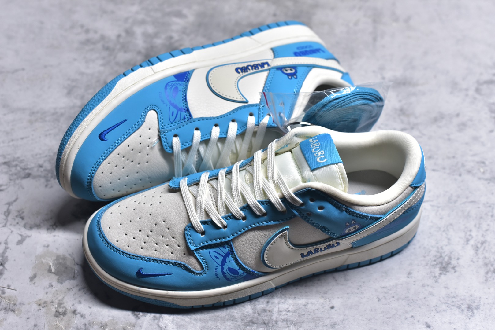 图片[7]-#Nike SB Dunk Low“ 白蓝拉布布” 周年高端定制 低帮休闲板鞋 定制鞋盒 大厂纯原品质出货 超高清洁度 皮料切割干净无任何毛边 细节完美 货号：DG2025-008 尺码：36 36.5 37.5 38 38.5 39 40 40.5 41 42 42.5 43 44 44.5 45-选品中心