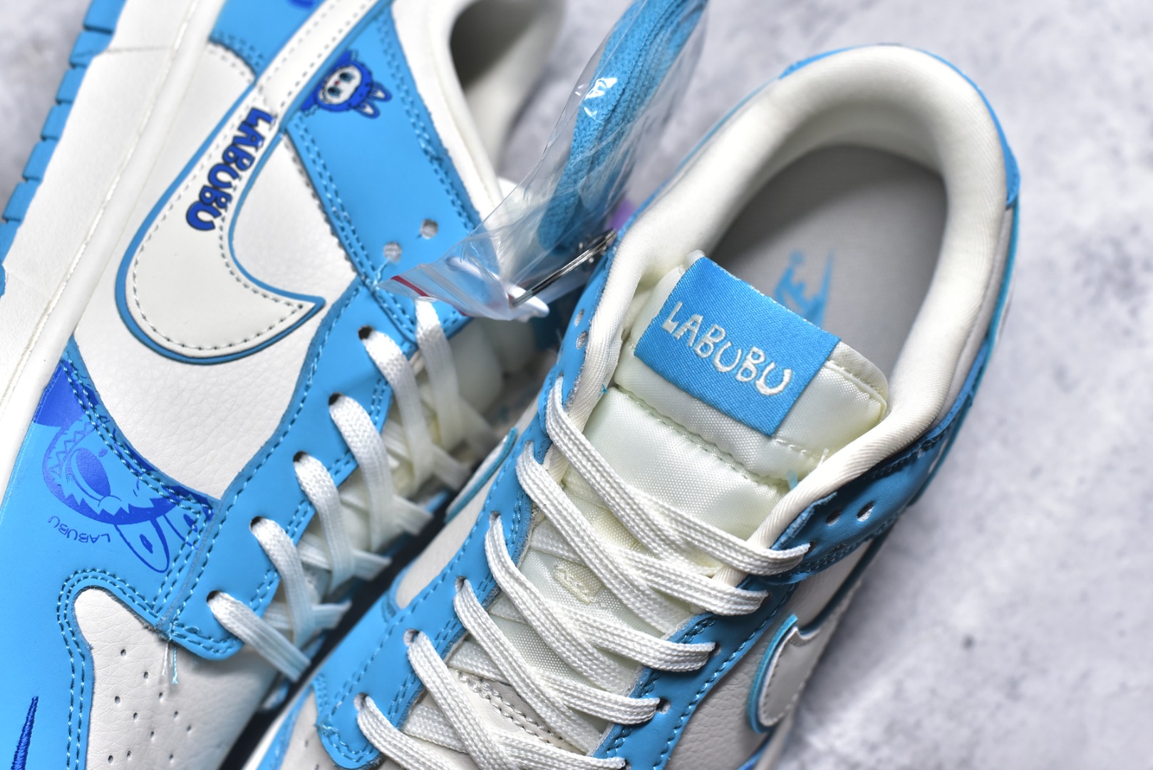图片[9]-#Nike SB Dunk Low“ 白蓝拉布布” 周年高端定制 低帮休闲板鞋 定制鞋盒 大厂纯原品质出货 超高清洁度 皮料切割干净无任何毛边 细节完美 货号：DG2025-008 尺码：36 36.5 37.5 38 38.5 39 40 40.5 41 42 42.5 43 44 44.5 45-选品中心