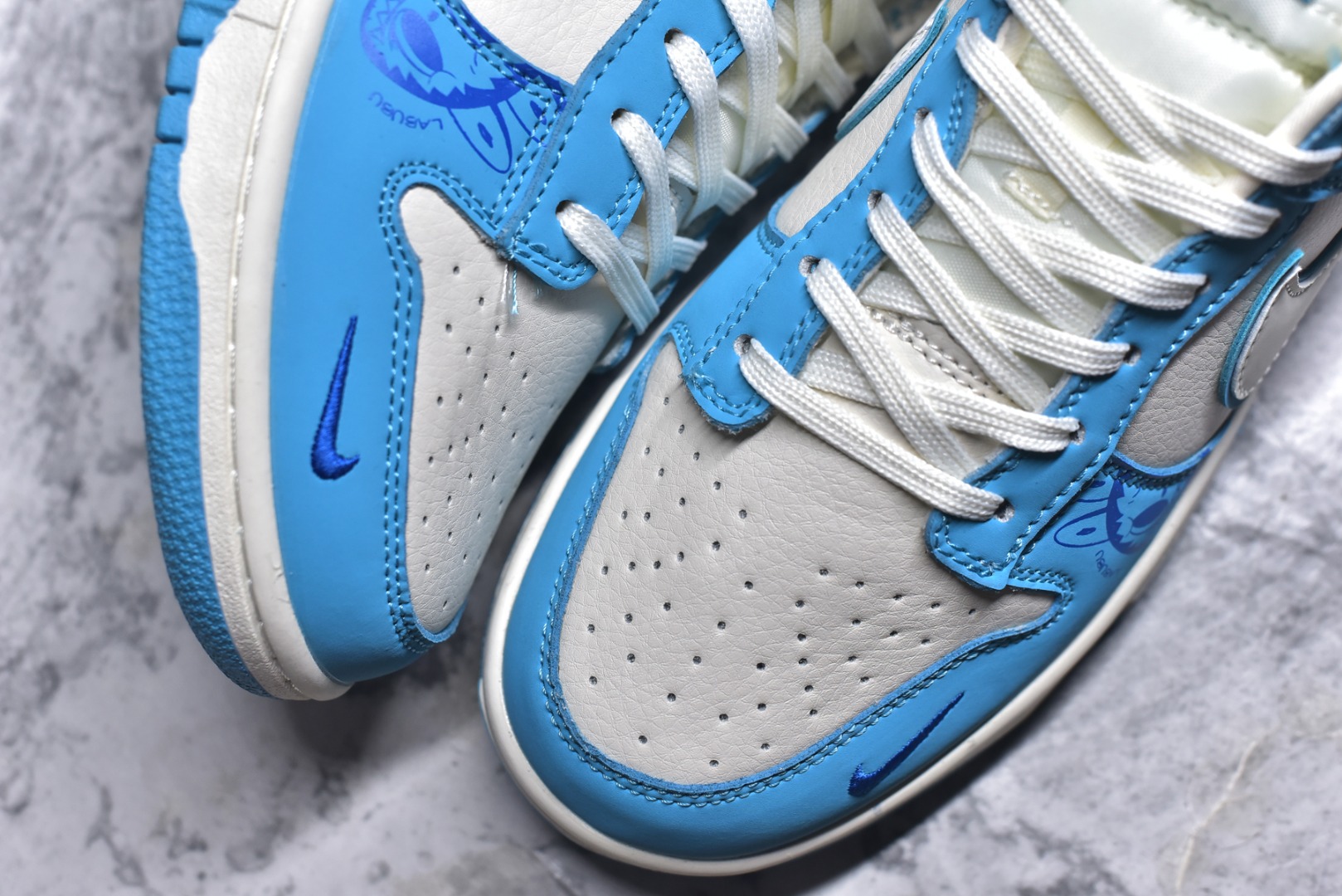 图片[8]-#Nike SB Dunk Low“ 白蓝拉布布” 周年高端定制 低帮休闲板鞋 定制鞋盒 大厂纯原品质出货 超高清洁度 皮料切割干净无任何毛边 细节完美 货号：DG2025-008 尺码：36 36.5 37.5 38 38.5 39 40 40.5 41 42 42.5 43 44 44.5 45-选品中心