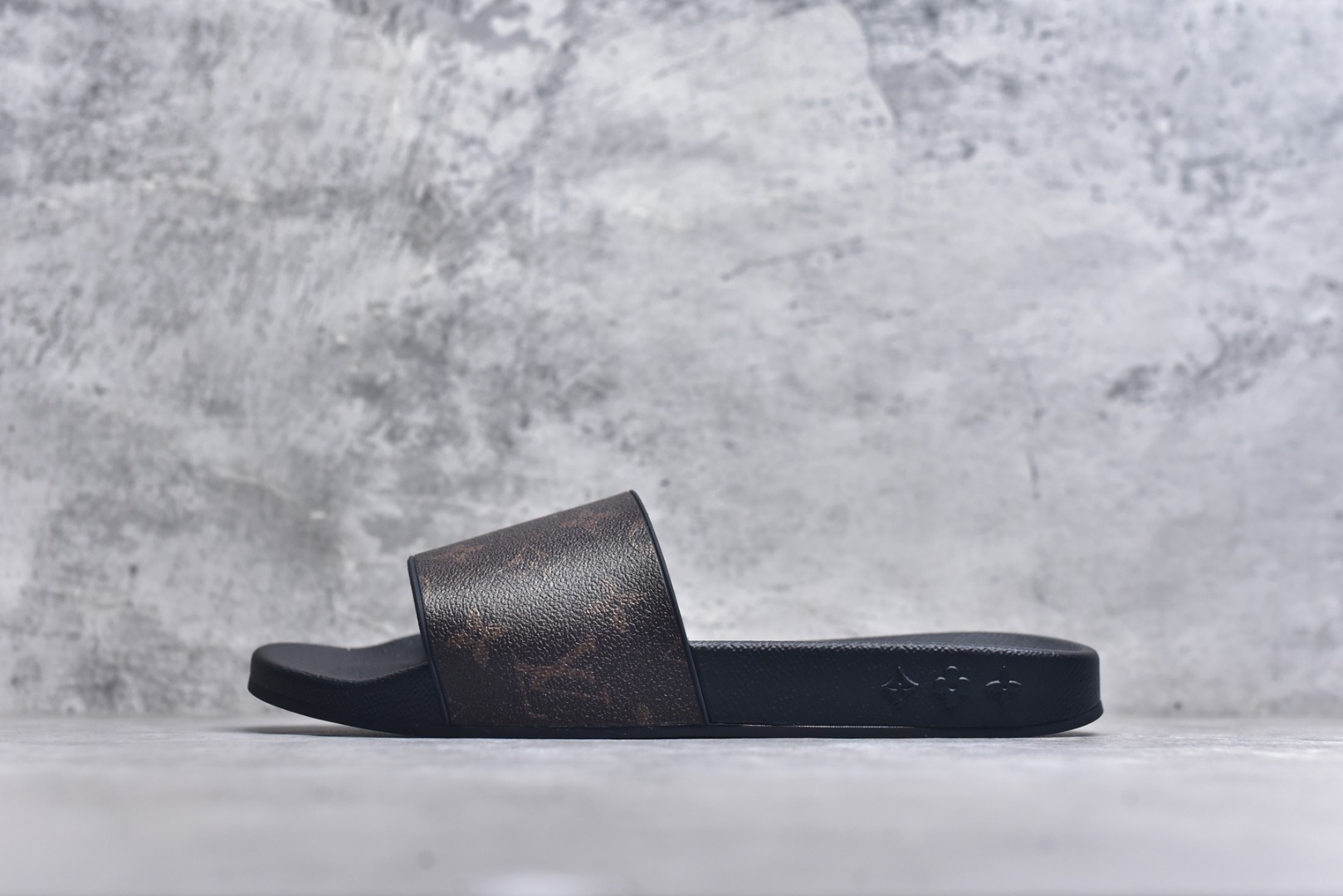 #经典压花系列传承Trainer设计 今年绝比小爆款系列 高端零售可主推款。 原版一比一开发 专柜正品以发售 平台开始预售已上架，大家放心选购 品质超赞👍 全鞋全真牛皮 私模独立开发原大底 市场独家 压花工艺 水洗牛仔和原版几乎接近一致 全套专柜一致包装。 尺码：39 40 41 42 43 44 45 46-选品中心