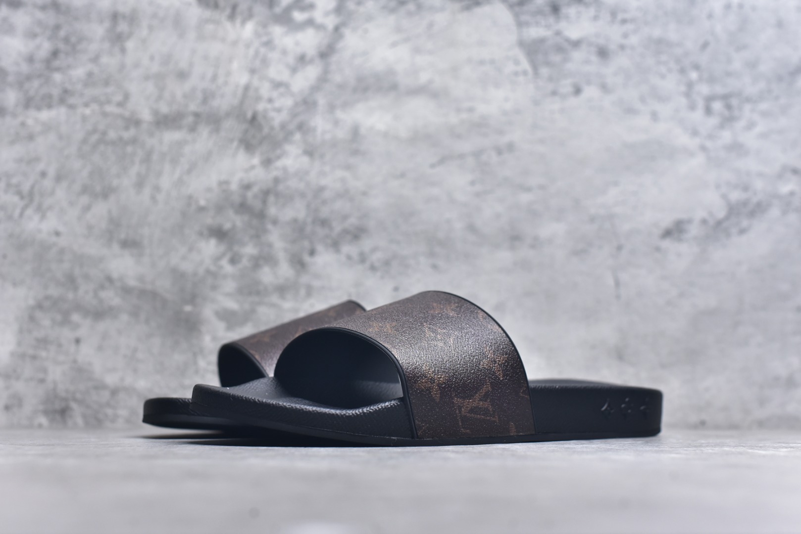 图片[2]-#经典压花系列传承Trainer设计 今年绝比小爆款系列 高端零售可主推款。 原版一比一开发 专柜正品以发售 平台开始预售已上架，大家放心选购 品质超赞👍 全鞋全真牛皮 私模独立开发原大底 市场独家 压花工艺 水洗牛仔和原版几乎接近一致 全套专柜一致包装。 尺码：39 40 41 42 43 44 45 46-选品中心