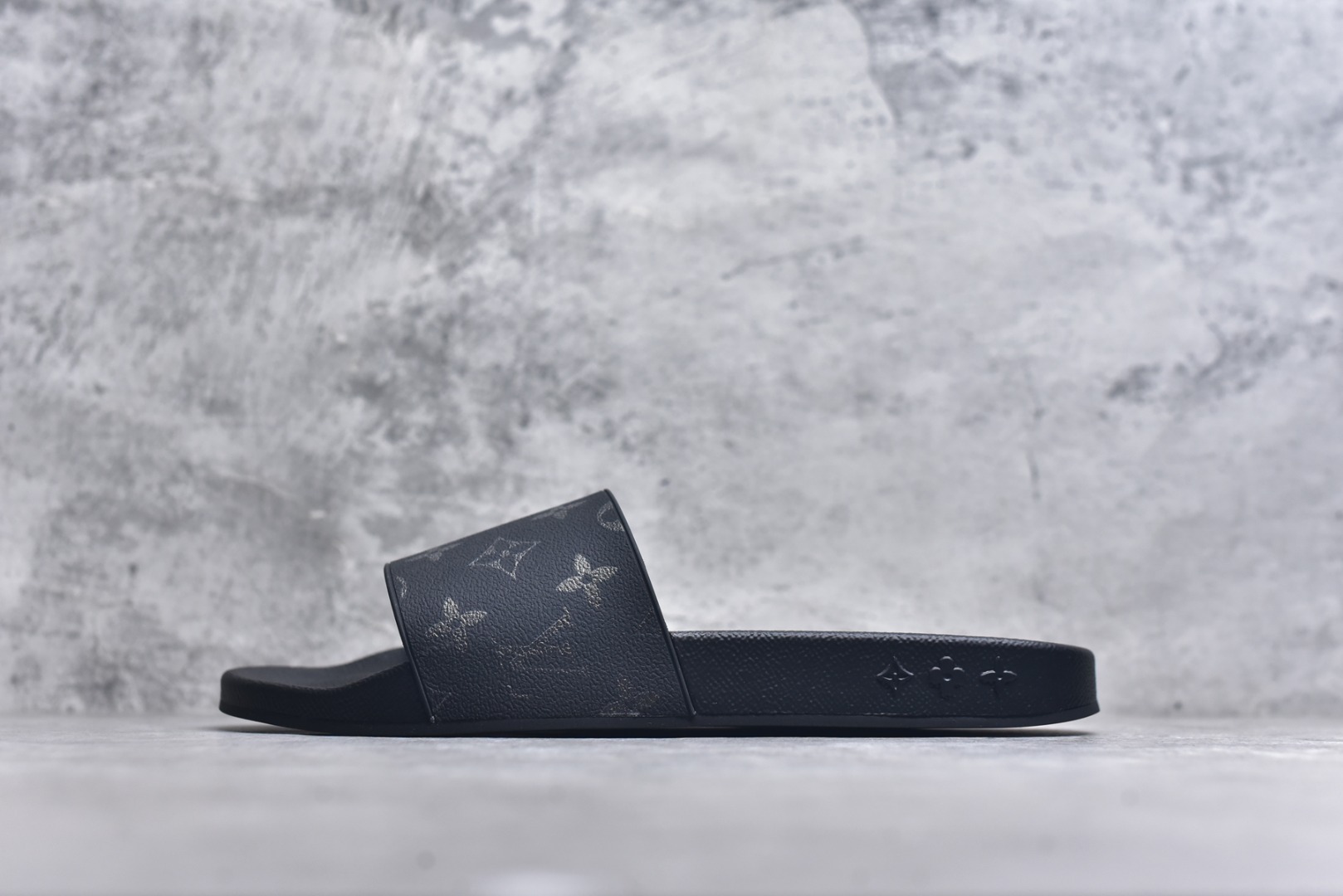 #经典压花系列传承Trainer设计 今年绝比小爆款系列 高端零售可主推款。 原版一比一开发 专柜正品以发售 平台开始预售已上架，大家放心选购 品质超赞👍 全鞋全真牛皮 私模独立开发原大底 市场独家 压花工艺 水洗牛仔和原版几乎接近一致 全套专柜一致包装。 尺码：39 40 41 42 43 44 45 46-选品中心