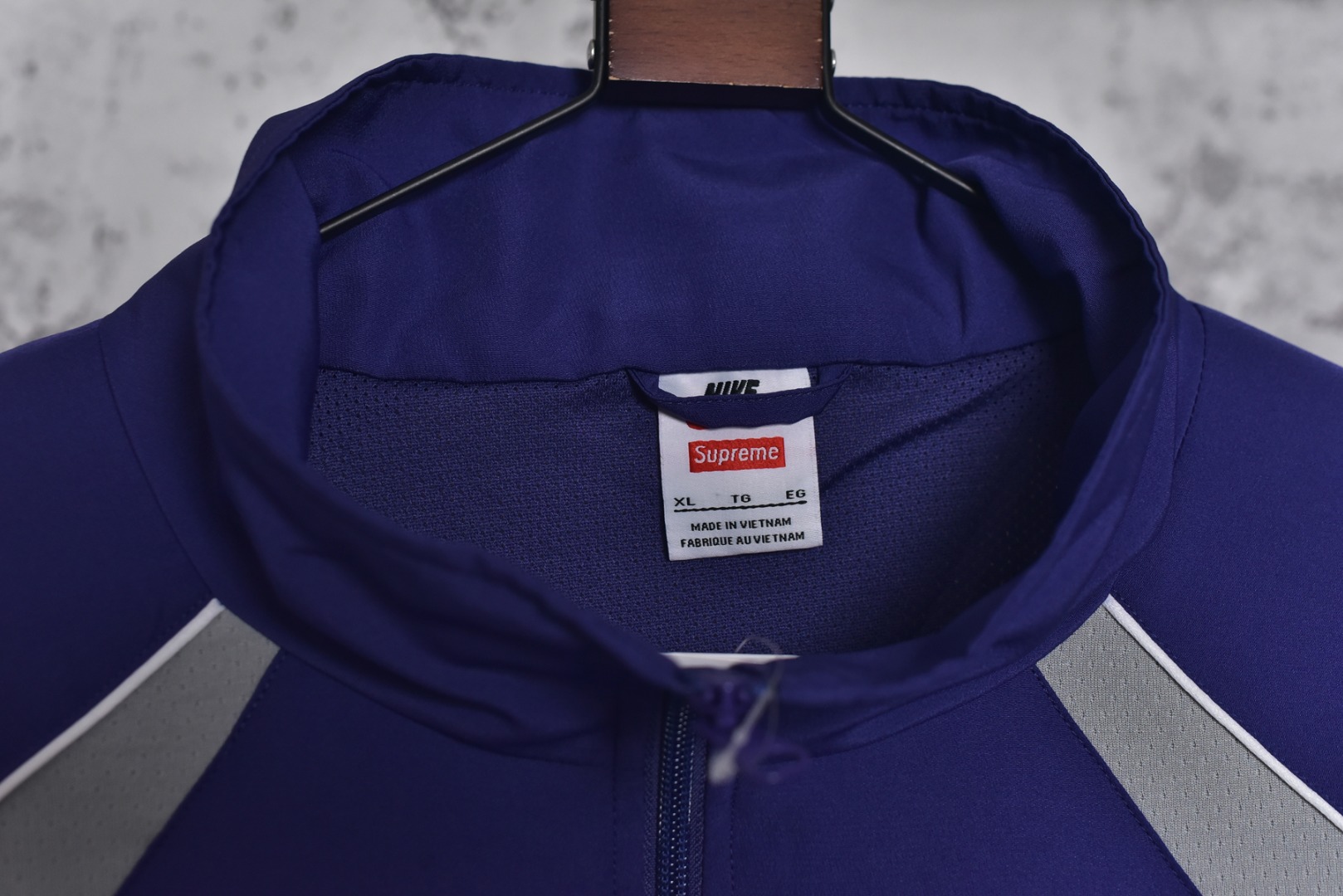 图片[5]-#Supreme 25ss 联名Swoosh图案立领夹克外套 三色全部购入原版开发，面料定织定染，25年春夏第4周，与Nike的联名系列中，此款运动夹克设计上融合了双方品牌的经典元素，同时注重材质与细节的质感，采用抗水涤纶面料，版型是宽松剪裁设计，背后印有大号Swoosh图案，3M反光细节提升夜间能见度，Supreme Logo以低调形式呈现（如袖口，口袋处），符合近年“克制设计”趋势，适合日常搭配，多色可选，复古与未来感并存，辅料全线独立开发，男女同款 尺码：M-XXL-选品中心