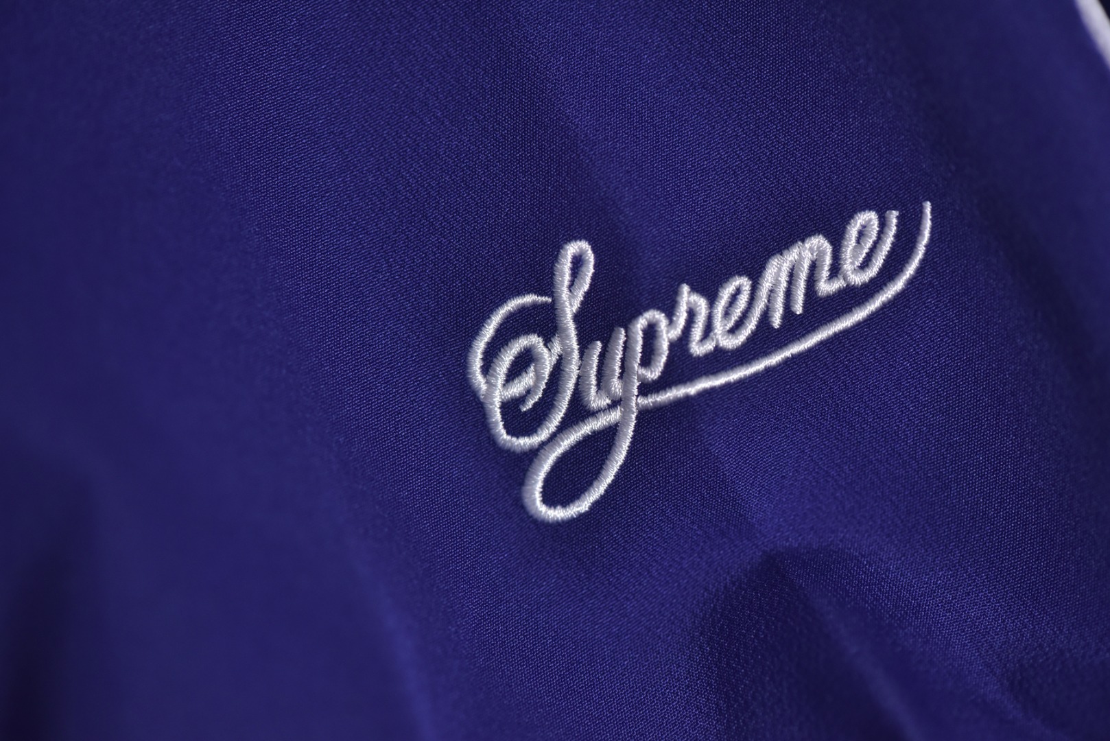 图片[4]-#Supreme 25ss 联名Swoosh图案立领夹克外套 三色全部购入原版开发，面料定织定染，25年春夏第4周，与Nike的联名系列中，此款运动夹克设计上融合了双方品牌的经典元素，同时注重材质与细节的质感，采用抗水涤纶面料，版型是宽松剪裁设计，背后印有大号Swoosh图案，3M反光细节提升夜间能见度，Supreme Logo以低调形式呈现（如袖口，口袋处），符合近年“克制设计”趋势，适合日常搭配，多色可选，复古与未来感并存，辅料全线独立开发，男女同款 尺码：M-XXL-选品中心