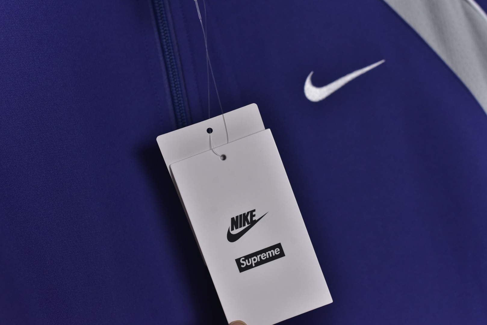 图片[6]-#Supreme 25ss 联名Swoosh图案立领夹克外套 三色全部购入原版开发，面料定织定染，25年春夏第4周，与Nike的联名系列中，此款运动夹克设计上融合了双方品牌的经典元素，同时注重材质与细节的质感，采用抗水涤纶面料，版型是宽松剪裁设计，背后印有大号Swoosh图案，3M反光细节提升夜间能见度，Supreme Logo以低调形式呈现（如袖口，口袋处），符合近年“克制设计”趋势，适合日常搭配，多色可选，复古与未来感并存，辅料全线独立开发，男女同款 尺码：M-XXL-选品中心