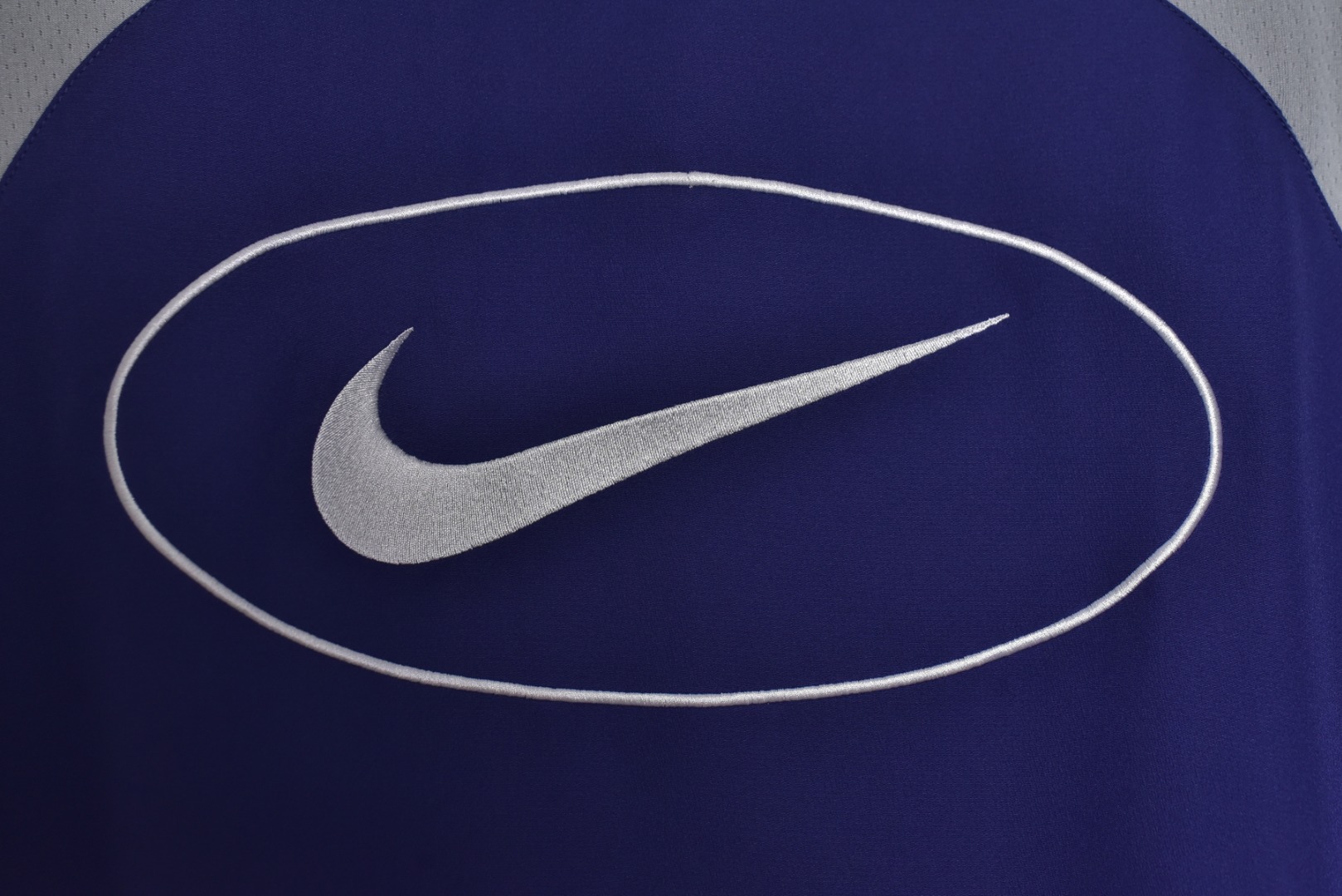 图片[8]-#Supreme 25ss 联名Swoosh图案立领夹克外套 三色全部购入原版开发，面料定织定染，25年春夏第4周，与Nike的联名系列中，此款运动夹克设计上融合了双方品牌的经典元素，同时注重材质与细节的质感，采用抗水涤纶面料，版型是宽松剪裁设计，背后印有大号Swoosh图案，3M反光细节提升夜间能见度，Supreme Logo以低调形式呈现（如袖口，口袋处），符合近年“克制设计”趋势，适合日常搭配，多色可选，复古与未来感并存，辅料全线独立开发，男女同款 尺码：M-XXL-选品中心