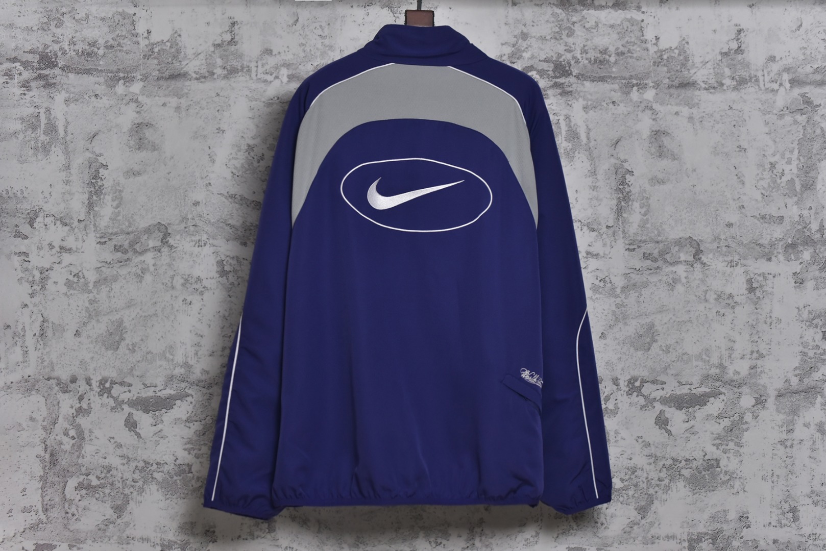 图片[2]-#Supreme 25ss 联名Swoosh图案立领夹克外套 三色全部购入原版开发，面料定织定染，25年春夏第4周，与Nike的联名系列中，此款运动夹克设计上融合了双方品牌的经典元素，同时注重材质与细节的质感，采用抗水涤纶面料，版型是宽松剪裁设计，背后印有大号Swoosh图案，3M反光细节提升夜间能见度，Supreme Logo以低调形式呈现（如袖口，口袋处），符合近年“克制设计”趋势，适合日常搭配，多色可选，复古与未来感并存，辅料全线独立开发，男女同款 尺码：M-XXL-选品中心