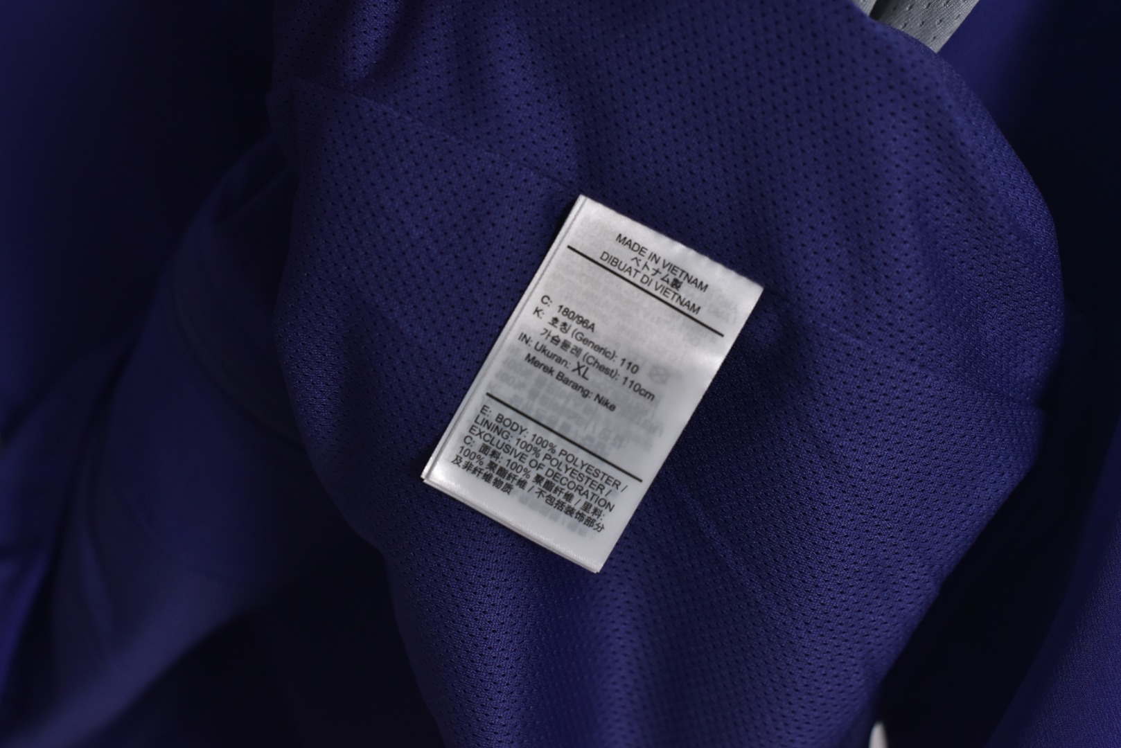 图片[7]-#Supreme 25ss 联名Swoosh图案立领夹克外套 三色全部购入原版开发，面料定织定染，25年春夏第4周，与Nike的联名系列中，此款运动夹克设计上融合了双方品牌的经典元素，同时注重材质与细节的质感，采用抗水涤纶面料，版型是宽松剪裁设计，背后印有大号Swoosh图案，3M反光细节提升夜间能见度，Supreme Logo以低调形式呈现（如袖口，口袋处），符合近年“克制设计”趋势，适合日常搭配，多色可选，复古与未来感并存，辅料全线独立开发，男女同款 尺码：M-XXL-选品中心