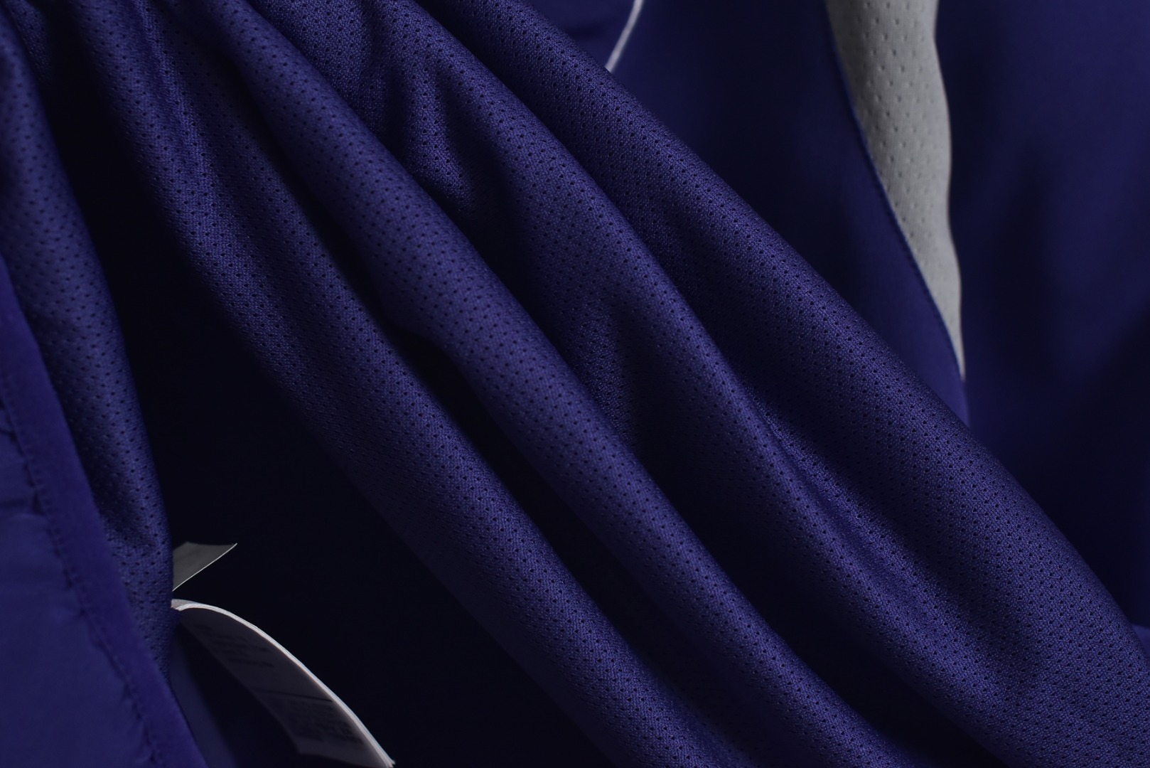 图片[9]-#Supreme 25ss 联名Swoosh图案立领夹克外套 三色全部购入原版开发，面料定织定染，25年春夏第4周，与Nike的联名系列中，此款运动夹克设计上融合了双方品牌的经典元素，同时注重材质与细节的质感，采用抗水涤纶面料，版型是宽松剪裁设计，背后印有大号Swoosh图案，3M反光细节提升夜间能见度，Supreme Logo以低调形式呈现（如袖口，口袋处），符合近年“克制设计”趋势，适合日常搭配，多色可选，复古与未来感并存，辅料全线独立开发，男女同款 尺码：M-XXL-选品中心