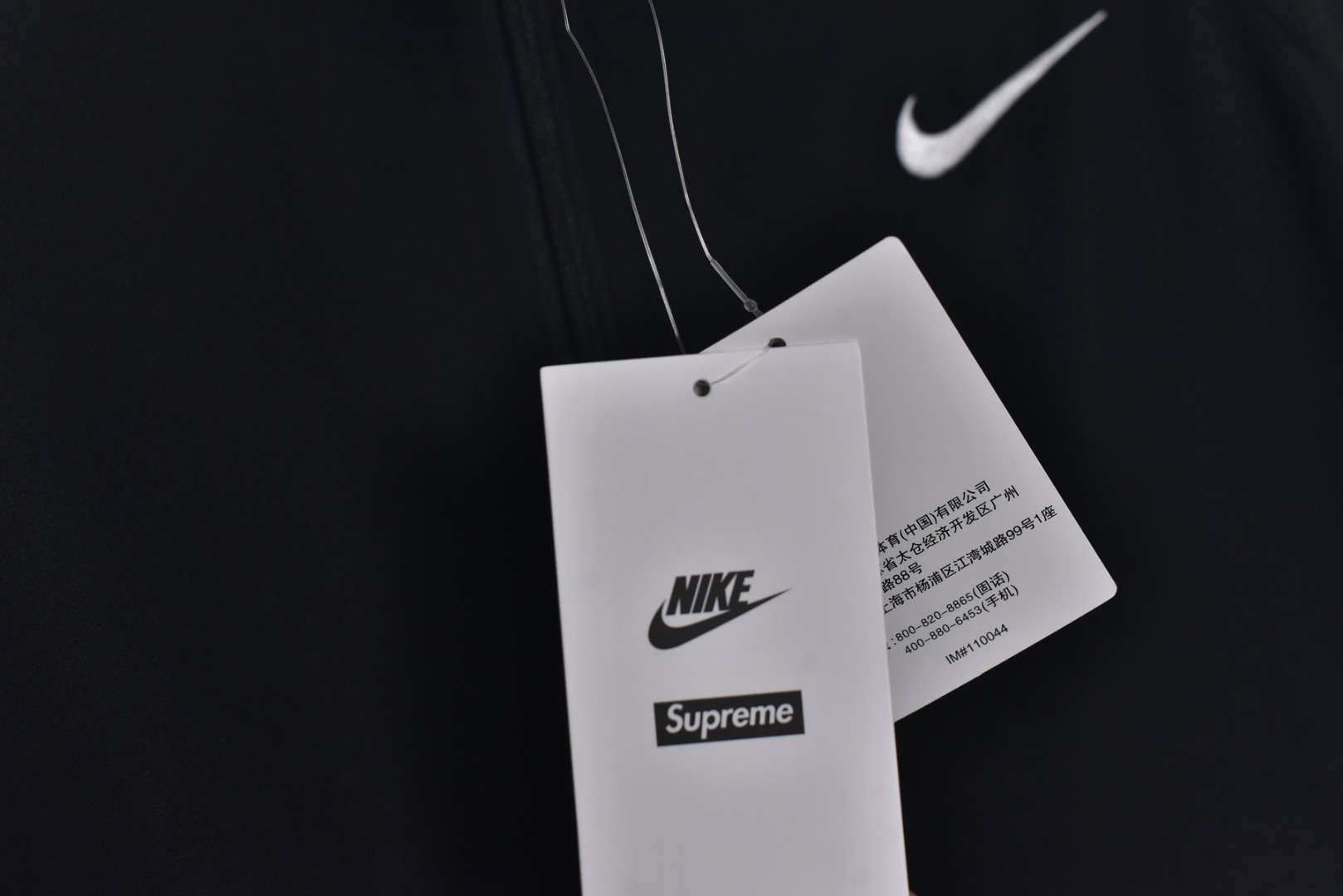 图片[6]-#Supreme 25ss 联名Swoosh图案立领夹克外套 三色全部购入原版开发，面料定织定染，25年春夏第4周，与Nike的联名系列中，此款运动夹克设计上融合了双方品牌的经典元素，同时注重材质与细节的质感，采用抗水涤纶面料，版型是宽松剪裁设计，背后印有大号Swoosh图案，3M反光细节提升夜间能见度，Supreme Logo以低调形式呈现（如袖口，口袋处），符合近年“克制设计”趋势，适合日常搭配，多色可选，复古与未来感并存，辅料全线独立开发，男女同款 尺码：M-XXL-选品中心