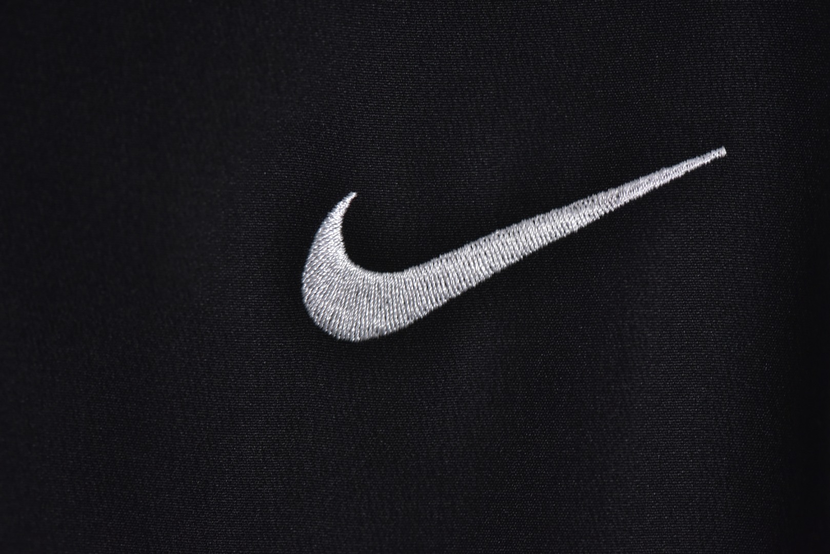 图片[3]-#Supreme 25ss 联名Swoosh图案立领夹克外套 三色全部购入原版开发，面料定织定染，25年春夏第4周，与Nike的联名系列中，此款运动夹克设计上融合了双方品牌的经典元素，同时注重材质与细节的质感，采用抗水涤纶面料，版型是宽松剪裁设计，背后印有大号Swoosh图案，3M反光细节提升夜间能见度，Supreme Logo以低调形式呈现（如袖口，口袋处），符合近年“克制设计”趋势，适合日常搭配，多色可选，复古与未来感并存，辅料全线独立开发，男女同款 尺码：M-XXL-选品中心