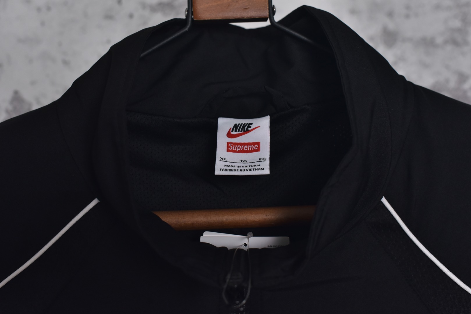 图片[5]-#Supreme 25ss 联名Swoosh图案立领夹克外套 三色全部购入原版开发，面料定织定染，25年春夏第4周，与Nike的联名系列中，此款运动夹克设计上融合了双方品牌的经典元素，同时注重材质与细节的质感，采用抗水涤纶面料，版型是宽松剪裁设计，背后印有大号Swoosh图案，3M反光细节提升夜间能见度，Supreme Logo以低调形式呈现（如袖口，口袋处），符合近年“克制设计”趋势，适合日常搭配，多色可选，复古与未来感并存，辅料全线独立开发，男女同款 尺码：M-XXL-选品中心