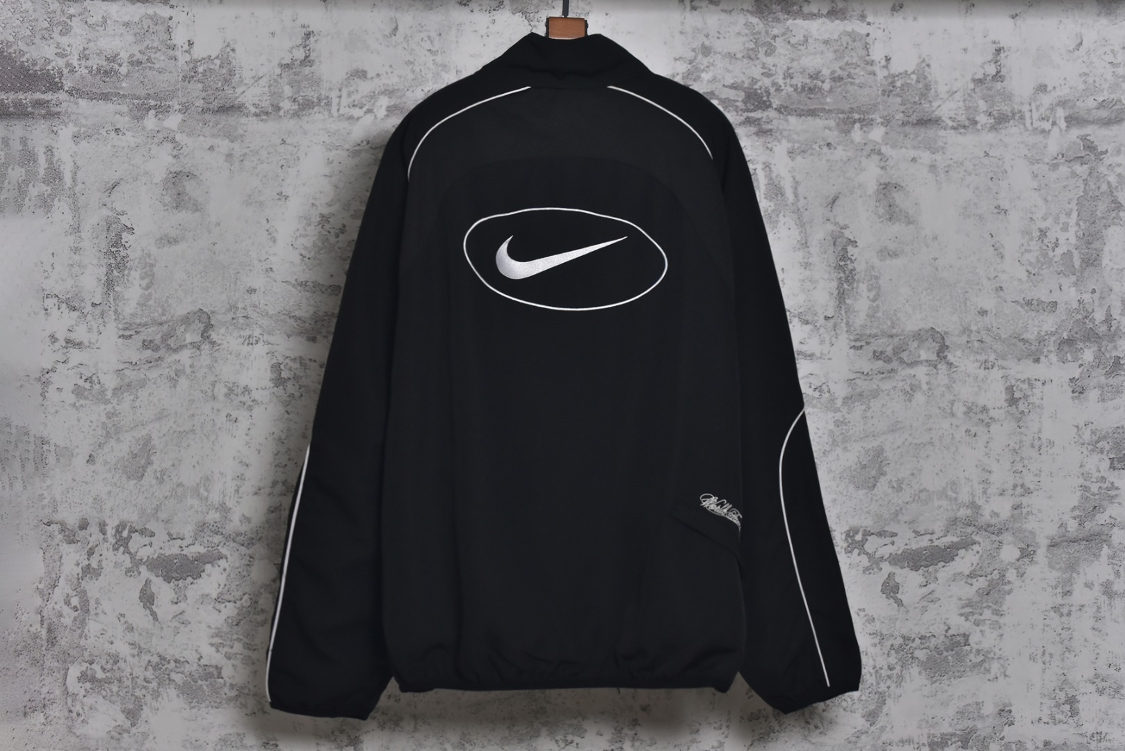 图片[2]-#Supreme 25ss 联名Swoosh图案立领夹克外套 三色全部购入原版开发，面料定织定染，25年春夏第4周，与Nike的联名系列中，此款运动夹克设计上融合了双方品牌的经典元素，同时注重材质与细节的质感，采用抗水涤纶面料，版型是宽松剪裁设计，背后印有大号Swoosh图案，3M反光细节提升夜间能见度，Supreme Logo以低调形式呈现（如袖口，口袋处），符合近年“克制设计”趋势，适合日常搭配，多色可选，复古与未来感并存，辅料全线独立开发，男女同款 尺码：M-XXL-选品中心