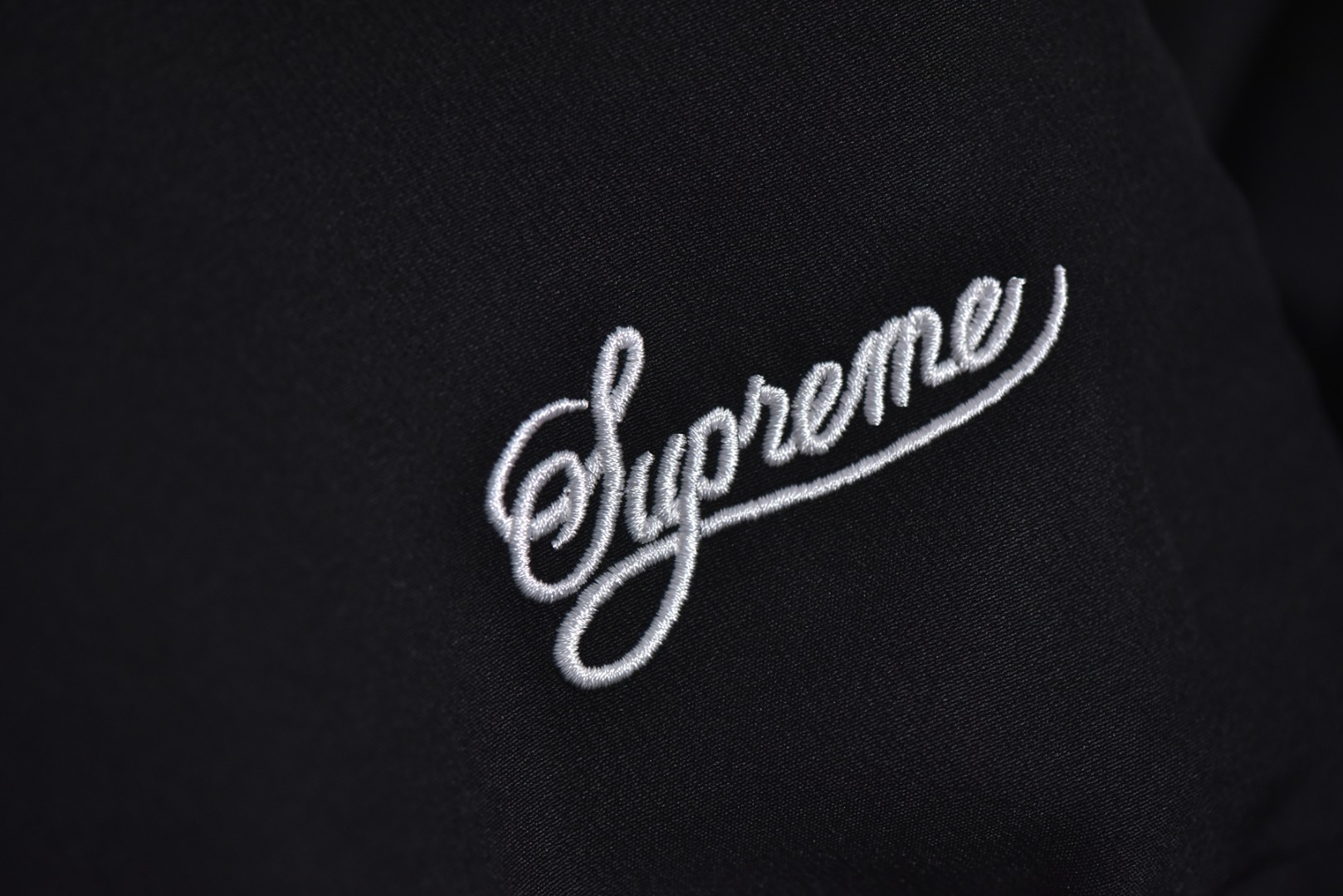 图片[4]-#Supreme 25ss 联名Swoosh图案立领夹克外套 三色全部购入原版开发，面料定织定染，25年春夏第4周，与Nike的联名系列中，此款运动夹克设计上融合了双方品牌的经典元素，同时注重材质与细节的质感，采用抗水涤纶面料，版型是宽松剪裁设计，背后印有大号Swoosh图案，3M反光细节提升夜间能见度，Supreme Logo以低调形式呈现（如袖口，口袋处），符合近年“克制设计”趋势，适合日常搭配，多色可选，复古与未来感并存，辅料全线独立开发，男女同款 尺码：M-XXL-选品中心