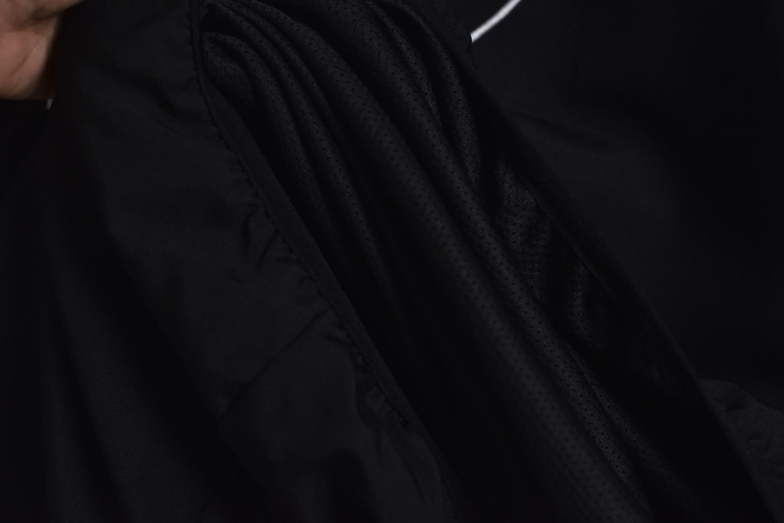 图片[9]-#Supreme 25ss 联名Swoosh图案立领夹克外套 三色全部购入原版开发，面料定织定染，25年春夏第4周，与Nike的联名系列中，此款运动夹克设计上融合了双方品牌的经典元素，同时注重材质与细节的质感，采用抗水涤纶面料，版型是宽松剪裁设计，背后印有大号Swoosh图案，3M反光细节提升夜间能见度，Supreme Logo以低调形式呈现（如袖口，口袋处），符合近年“克制设计”趋势，适合日常搭配，多色可选，复古与未来感并存，辅料全线独立开发，男女同款 尺码：M-XXL-选品中心