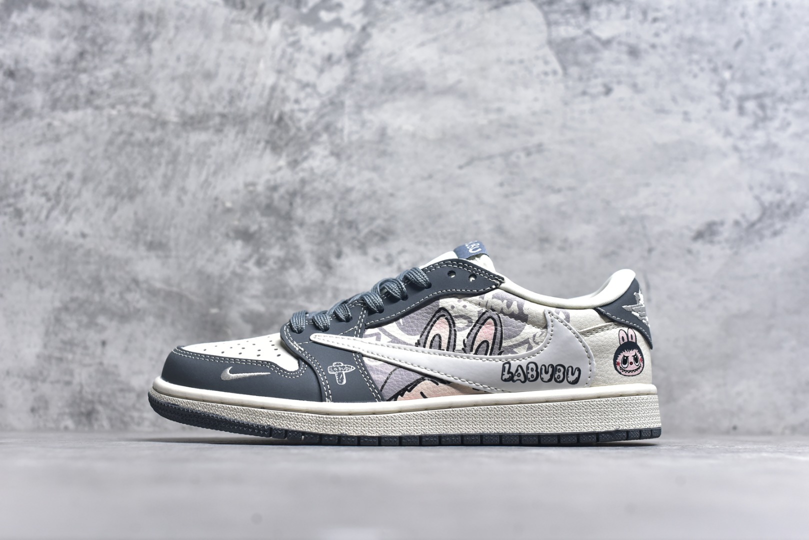 #Travis Scott x Jordan 1 Low “Labubu拉布布联名” 乔丹倒勾低帮休闲板鞋 原厂全头层皮 大厂纯原品质出货 纯正版型 定制鞋盒 皮料切割干净无任何毛边 细节完美 超高清洁度 货号：DX1888-094 尺码：36 36.5 37.5 38 38.5 39 40 40.5 41 42 42.5 43 44 44.5 45-选品中心
