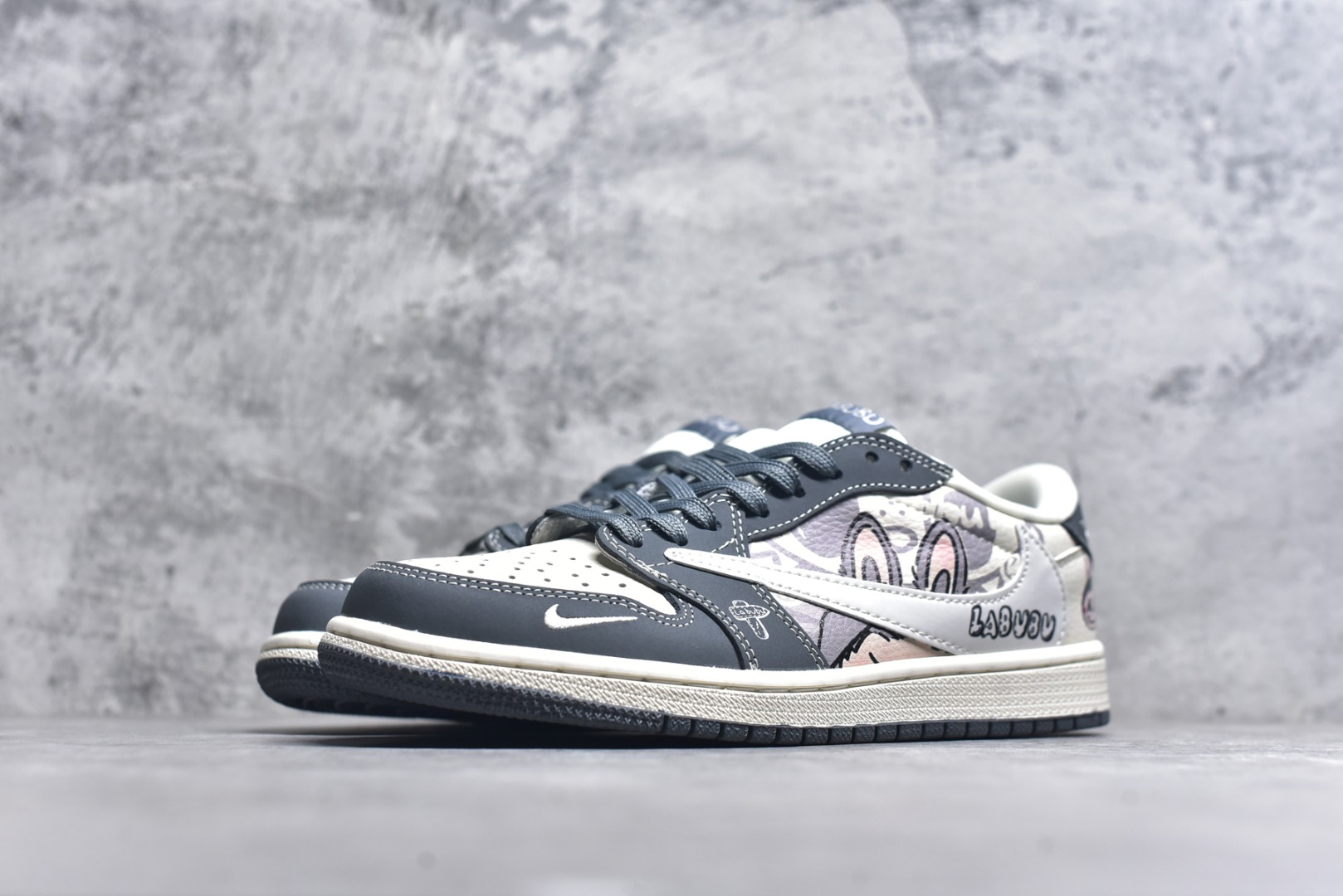 图片[2]-#Travis Scott x Jordan 1 Low “Labubu拉布布联名” 乔丹倒勾低帮休闲板鞋 原厂全头层皮 大厂纯原品质出货 纯正版型 定制鞋盒 皮料切割干净无任何毛边 细节完美 超高清洁度 货号：DX1888-094 尺码：36 36.5 37.5 38 38.5 39 40 40.5 41 42 42.5 43 44 44.5 45-选品中心