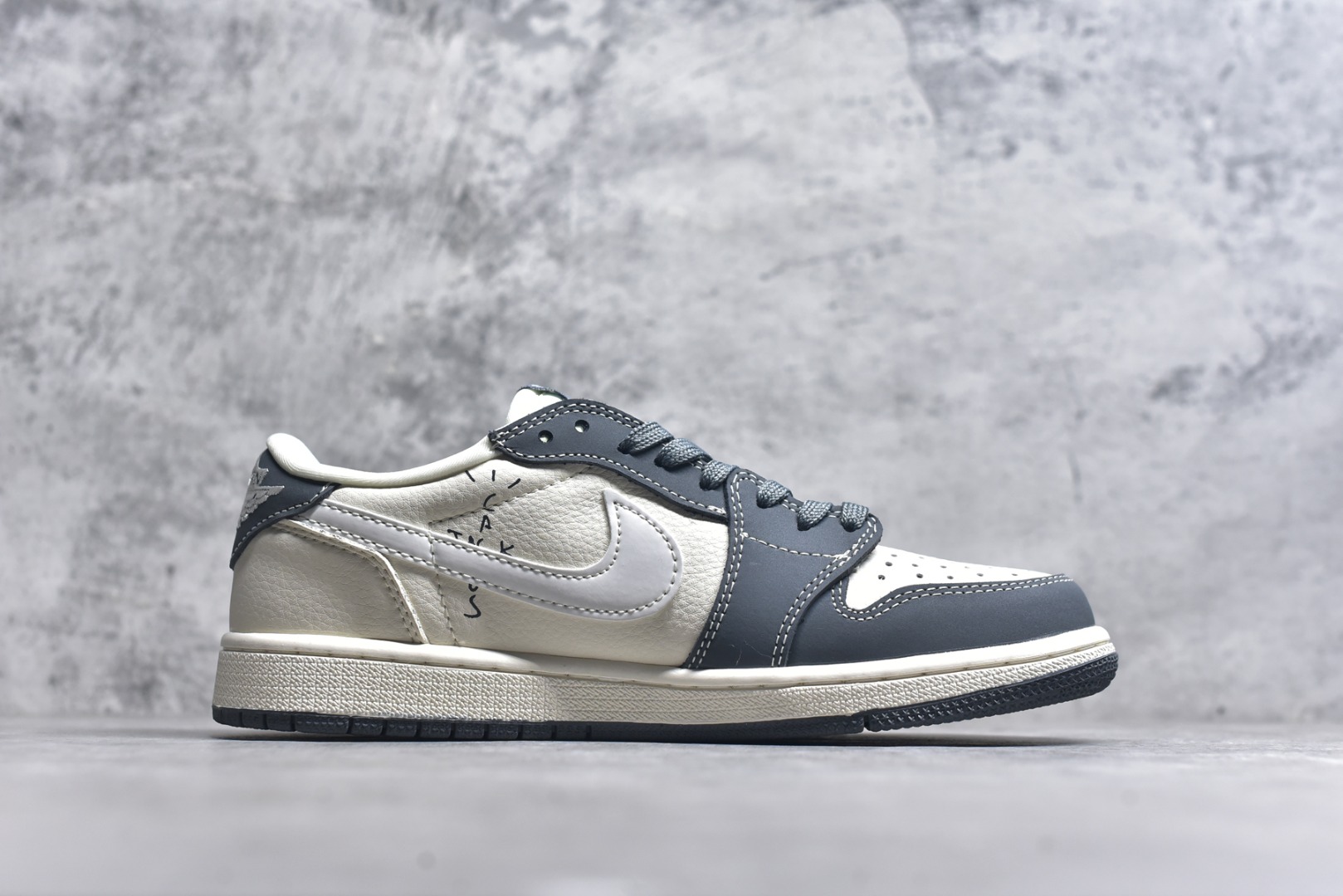 图片[3]-#Travis Scott x Jordan 1 Low “Labubu拉布布联名” 乔丹倒勾低帮休闲板鞋 原厂全头层皮 大厂纯原品质出货 纯正版型 定制鞋盒 皮料切割干净无任何毛边 细节完美 超高清洁度 货号：DX1888-094 尺码：36 36.5 37.5 38 38.5 39 40 40.5 41 42 42.5 43 44 44.5 45-选品中心