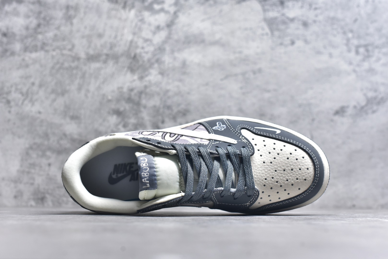 图片[4]-#Travis Scott x Jordan 1 Low “Labubu拉布布联名” 乔丹倒勾低帮休闲板鞋 原厂全头层皮 大厂纯原品质出货 纯正版型 定制鞋盒 皮料切割干净无任何毛边 细节完美 超高清洁度 货号：DX1888-094 尺码：36 36.5 37.5 38 38.5 39 40 40.5 41 42 42.5 43 44 44.5 45-选品中心