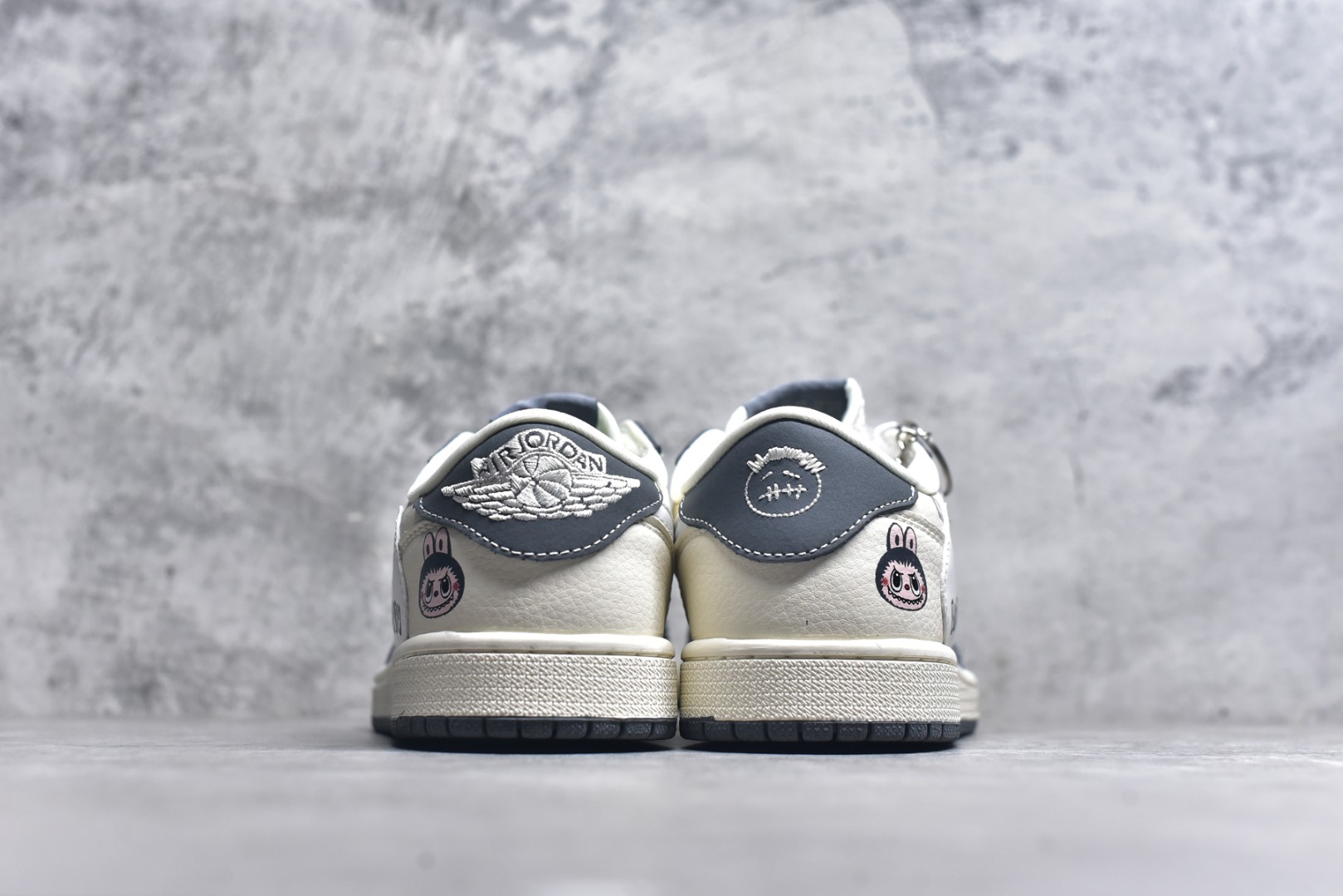图片[5]-#Travis Scott x Jordan 1 Low “Labubu拉布布联名” 乔丹倒勾低帮休闲板鞋 原厂全头层皮 大厂纯原品质出货 纯正版型 定制鞋盒 皮料切割干净无任何毛边 细节完美 超高清洁度 货号：DX1888-094 尺码：36 36.5 37.5 38 38.5 39 40 40.5 41 42 42.5 43 44 44.5 45-选品中心