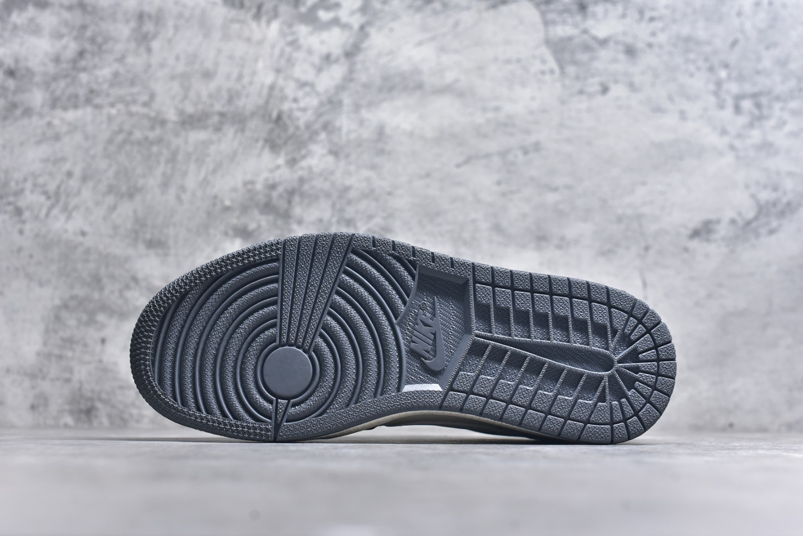 图片[6]-#Travis Scott x Jordan 1 Low “Labubu拉布布联名” 乔丹倒勾低帮休闲板鞋 原厂全头层皮 大厂纯原品质出货 纯正版型 定制鞋盒 皮料切割干净无任何毛边 细节完美 超高清洁度 货号：DX1888-094 尺码：36 36.5 37.5 38 38.5 39 40 40.5 41 42 42.5 43 44 44.5 45-选品中心