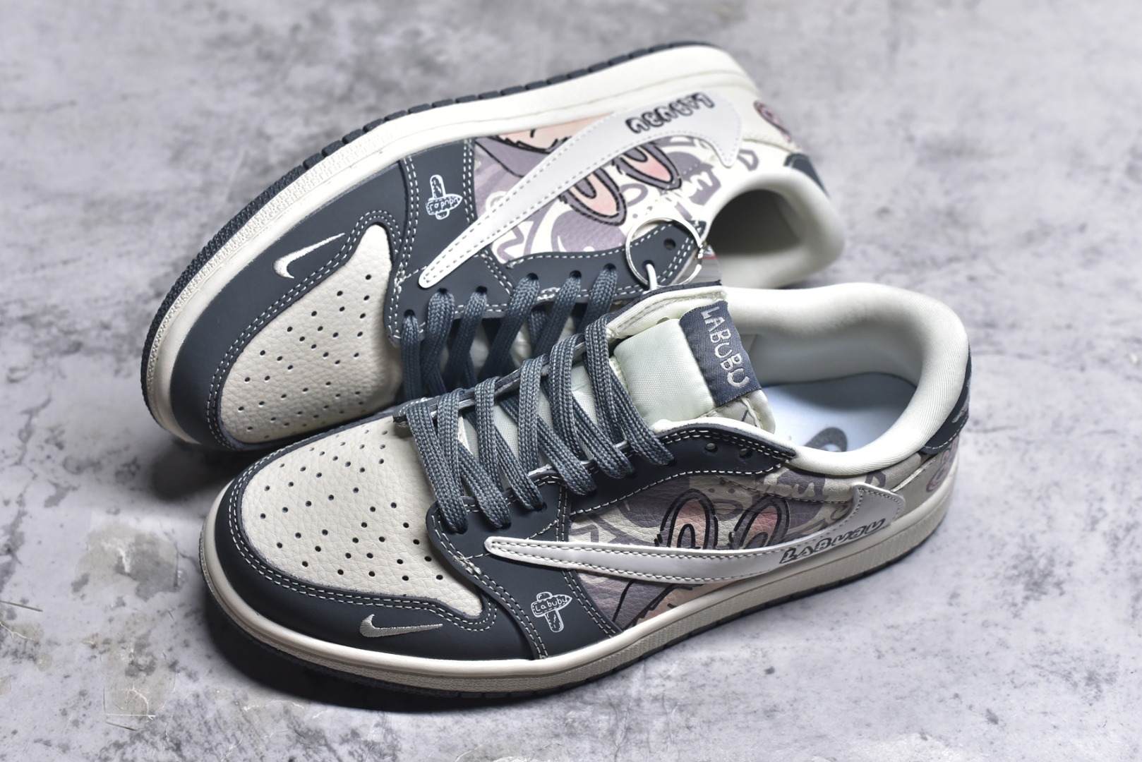 图片[7]-#Travis Scott x Jordan 1 Low “Labubu拉布布联名” 乔丹倒勾低帮休闲板鞋 原厂全头层皮 大厂纯原品质出货 纯正版型 定制鞋盒 皮料切割干净无任何毛边 细节完美 超高清洁度 货号：DX1888-094 尺码：36 36.5 37.5 38 38.5 39 40 40.5 41 42 42.5 43 44 44.5 45-选品中心