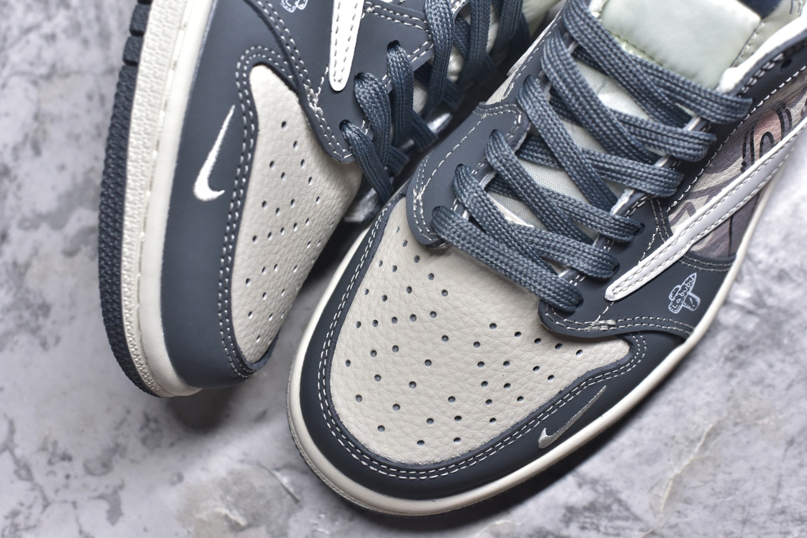 图片[8]-#Travis Scott x Jordan 1 Low “Labubu拉布布联名” 乔丹倒勾低帮休闲板鞋 原厂全头层皮 大厂纯原品质出货 纯正版型 定制鞋盒 皮料切割干净无任何毛边 细节完美 超高清洁度 货号：DX1888-094 尺码：36 36.5 37.5 38 38.5 39 40 40.5 41 42 42.5 43 44 44.5 45-选品中心