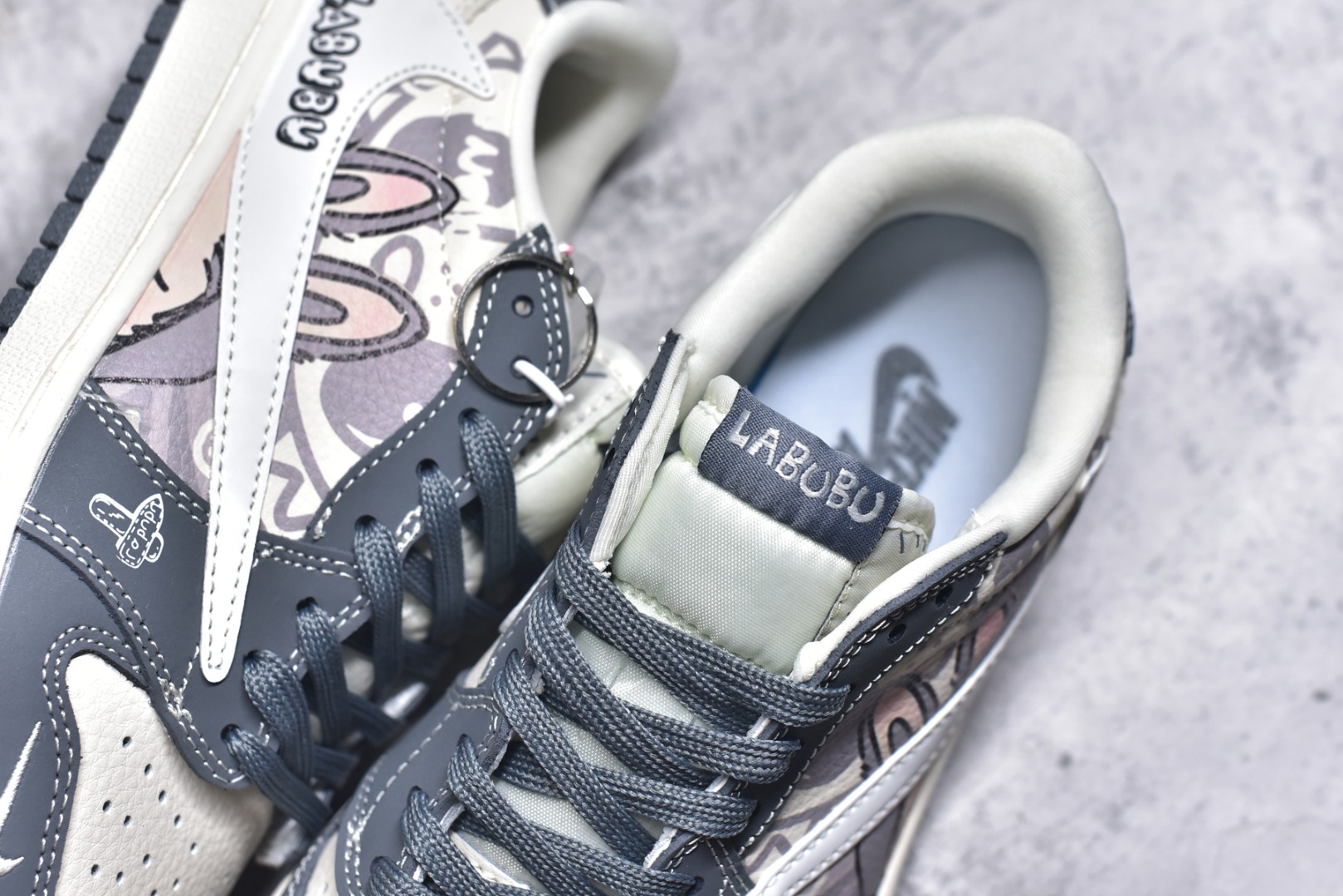 图片[9]-#Travis Scott x Jordan 1 Low “Labubu拉布布联名” 乔丹倒勾低帮休闲板鞋 原厂全头层皮 大厂纯原品质出货 纯正版型 定制鞋盒 皮料切割干净无任何毛边 细节完美 超高清洁度 货号：DX1888-094 尺码：36 36.5 37.5 38 38.5 39 40 40.5 41 42 42.5 43 44 44.5 45-选品中心