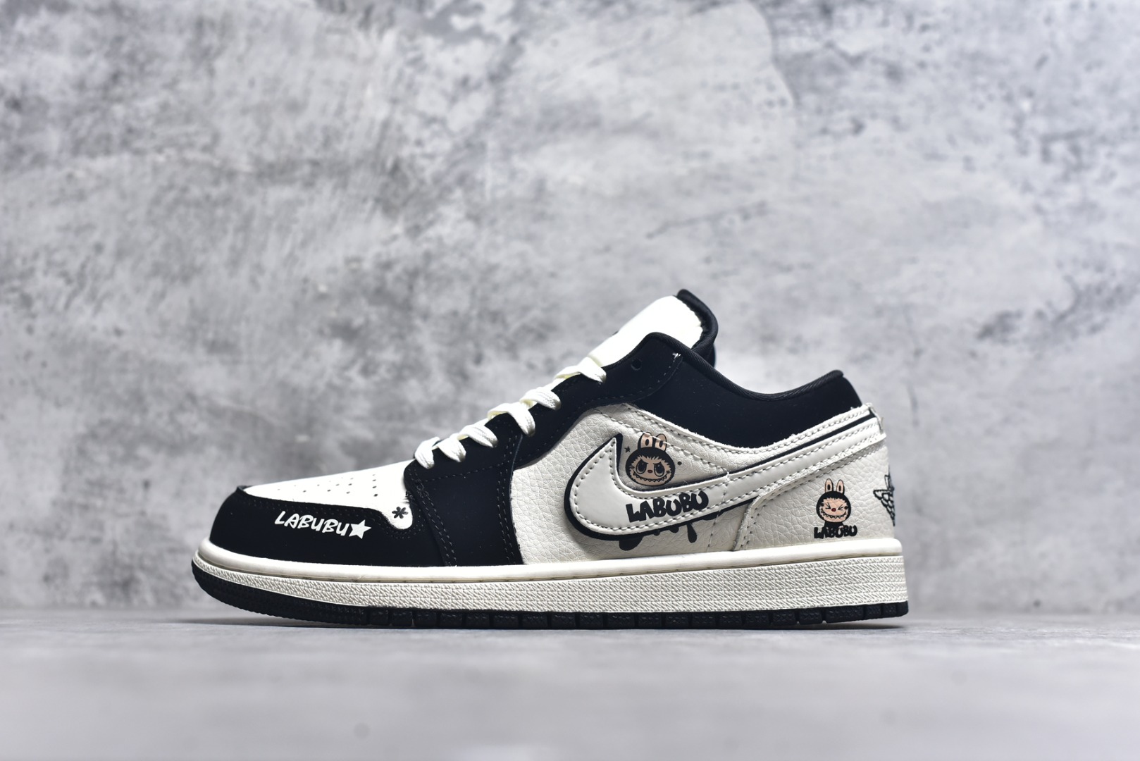 #Nike Jordan Air Jordan 1“米黑拉布布” 高端定制 低帮 复古 减震 防滑 耐磨 篮球鞋 定制鞋盒 大厂纯原品质出货 超高清洁度 皮料切割干净无任何毛边 细节完美 货号：QG2025-006 尺码：36 36.5 37.5 38 38.5 39 40 40.5 41 42 42.5 43 44 44.5 45-选品中心