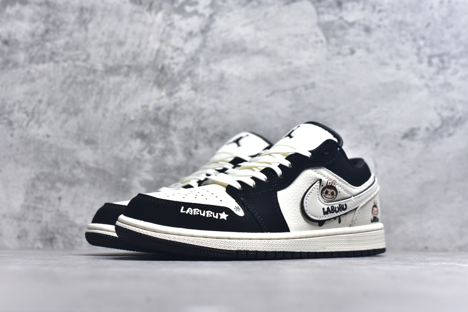 图片[2]-#Nike Jordan Air Jordan 1“米黑拉布布” 高端定制 低帮 复古 减震 防滑 耐磨 篮球鞋 定制鞋盒 大厂纯原品质出货 超高清洁度 皮料切割干净无任何毛边 细节完美 货号：QG2025-006 尺码：36 36.5 37.5 38 38.5 39 40 40.5 41 42 42.5 43 44 44.5 45-选品中心