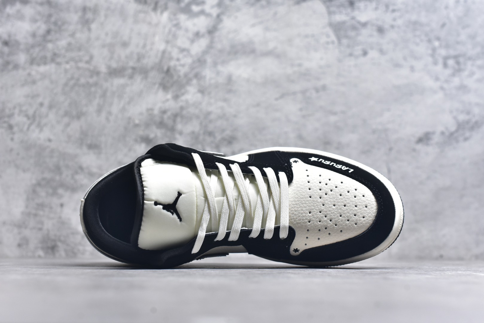 图片[4]-#Nike Jordan Air Jordan 1“米黑拉布布” 高端定制 低帮 复古 减震 防滑 耐磨 篮球鞋 定制鞋盒 大厂纯原品质出货 超高清洁度 皮料切割干净无任何毛边 细节完美 货号：QG2025-006 尺码：36 36.5 37.5 38 38.5 39 40 40.5 41 42 42.5 43 44 44.5 45-选品中心