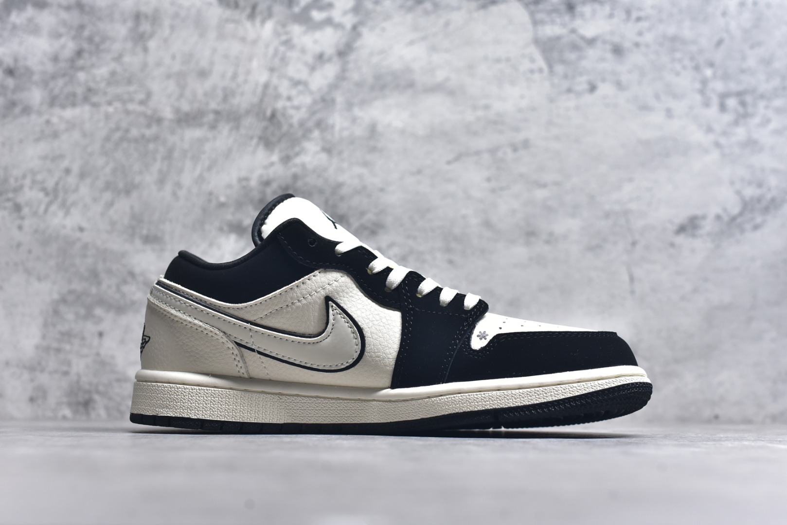 图片[3]-#Nike Jordan Air Jordan 1“米黑拉布布” 高端定制 低帮 复古 减震 防滑 耐磨 篮球鞋 定制鞋盒 大厂纯原品质出货 超高清洁度 皮料切割干净无任何毛边 细节完美 货号：QG2025-006 尺码：36 36.5 37.5 38 38.5 39 40 40.5 41 42 42.5 43 44 44.5 45-选品中心