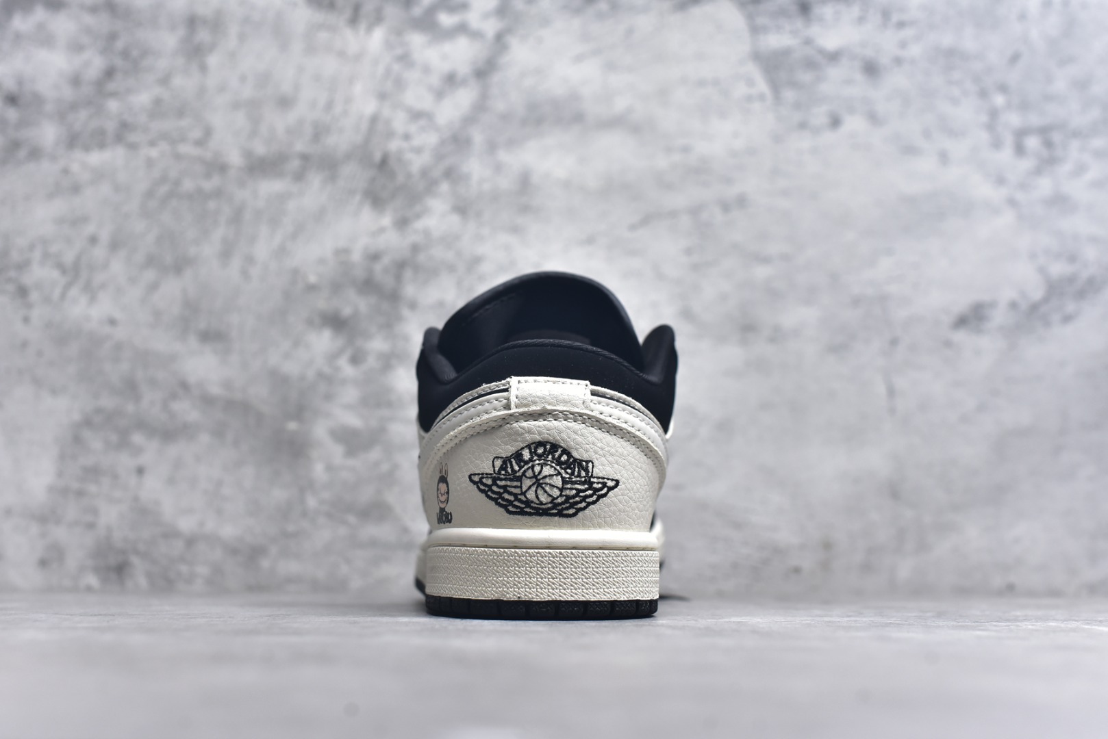 图片[5]-#Nike Jordan Air Jordan 1“米黑拉布布” 高端定制 低帮 复古 减震 防滑 耐磨 篮球鞋 定制鞋盒 大厂纯原品质出货 超高清洁度 皮料切割干净无任何毛边 细节完美 货号：QG2025-006 尺码：36 36.5 37.5 38 38.5 39 40 40.5 41 42 42.5 43 44 44.5 45-选品中心