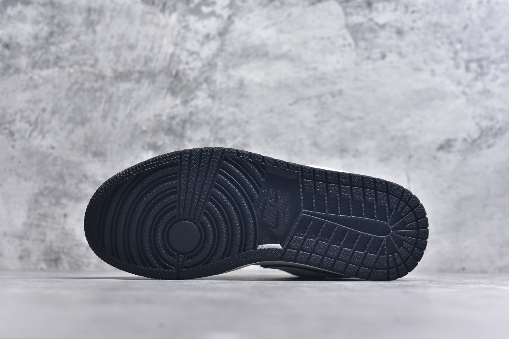 图片[6]-#Nike Jordan Air Jordan 1“米黑拉布布” 高端定制 低帮 复古 减震 防滑 耐磨 篮球鞋 定制鞋盒 大厂纯原品质出货 超高清洁度 皮料切割干净无任何毛边 细节完美 货号：QG2025-006 尺码：36 36.5 37.5 38 38.5 39 40 40.5 41 42 42.5 43 44 44.5 45-选品中心