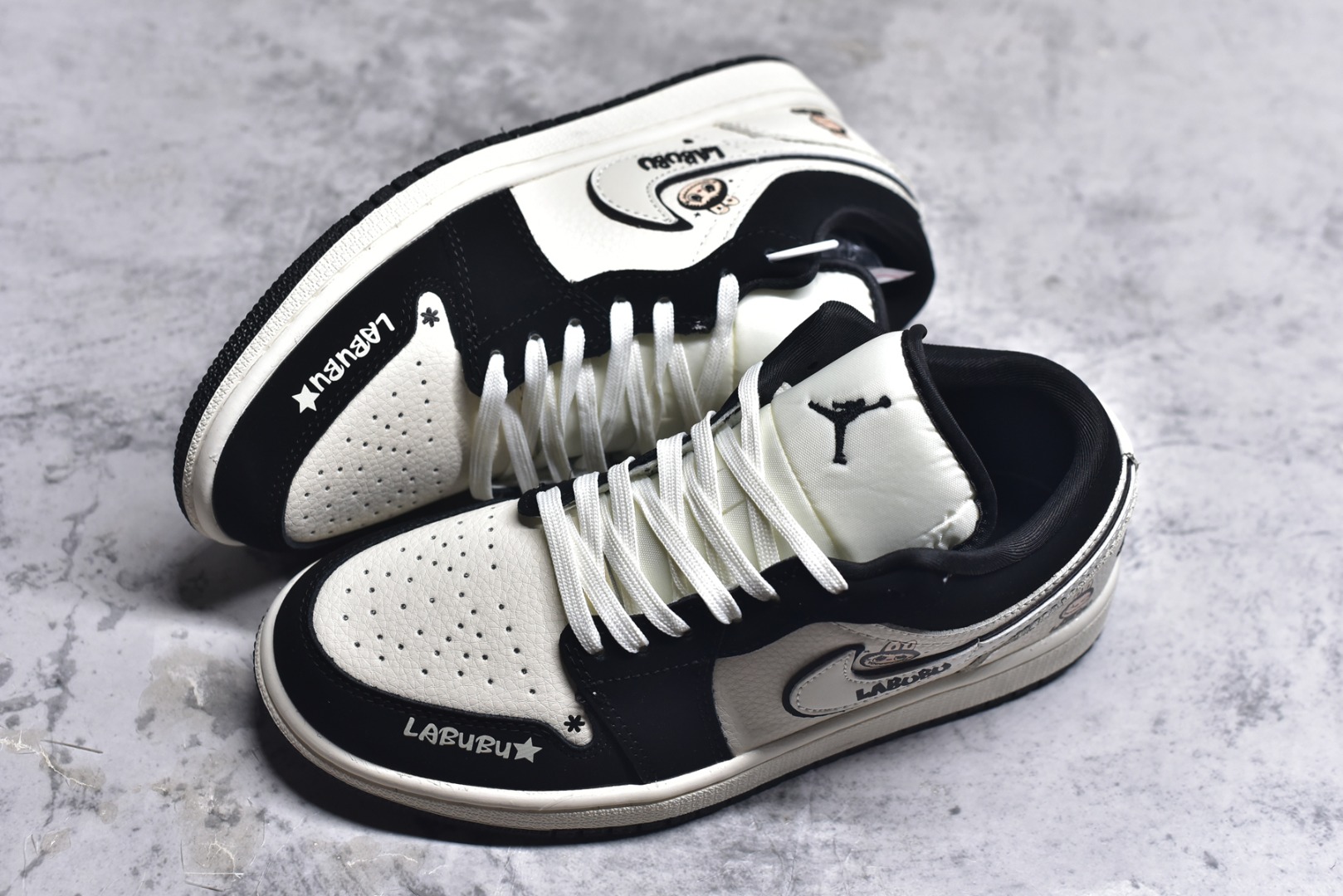 图片[7]-#Nike Jordan Air Jordan 1“米黑拉布布” 高端定制 低帮 复古 减震 防滑 耐磨 篮球鞋 定制鞋盒 大厂纯原品质出货 超高清洁度 皮料切割干净无任何毛边 细节完美 货号：QG2025-006 尺码：36 36.5 37.5 38 38.5 39 40 40.5 41 42 42.5 43 44 44.5 45-选品中心