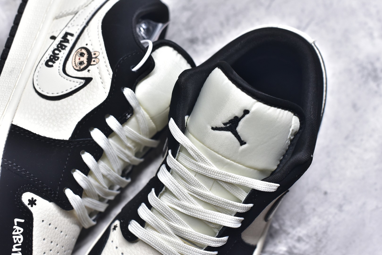 图片[9]-#Nike Jordan Air Jordan 1“米黑拉布布” 高端定制 低帮 复古 减震 防滑 耐磨 篮球鞋 定制鞋盒 大厂纯原品质出货 超高清洁度 皮料切割干净无任何毛边 细节完美 货号：QG2025-006 尺码：36 36.5 37.5 38 38.5 39 40 40.5 41 42 42.5 43 44 44.5 45-选品中心