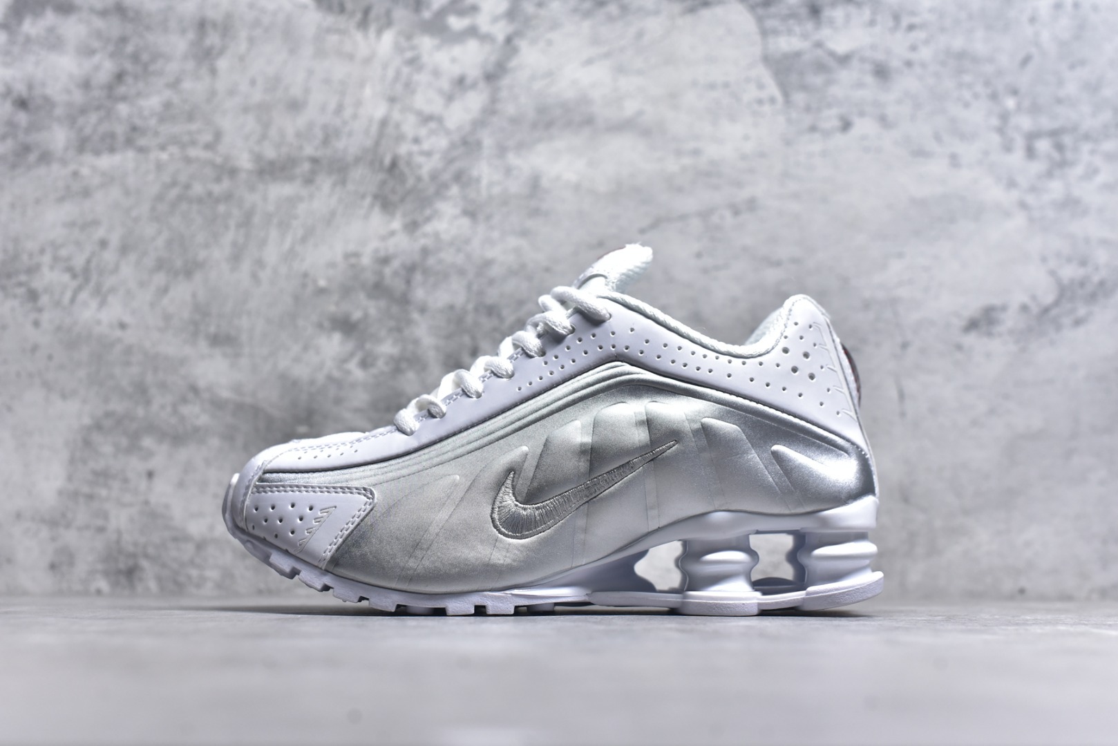 #Nike Shox R4 高科技专利气柱弹簧跑步鞋 子弹 文斯卡特 原厂材质 随意对比任何版本 货号：AR3565 101 尺码：36-45-选品中心