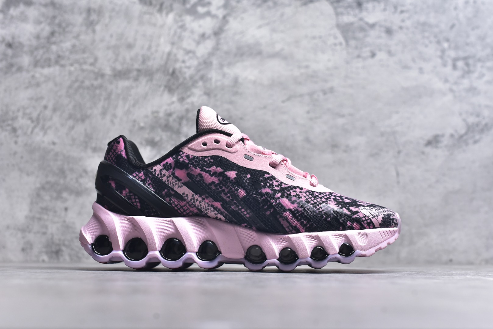 图片[3]-#Nike Air Max Dn8 舒适减震防滑耐磨低帮跑步鞋 男女同款 Nike 旗下 Air Max 家族正式迎来最新成员 Air Max DN8，此鞋款旨在透过 Dynamic Air 技术提升全天穿着体验，当中首次采用了全掌 Dynamic Air 系统，内置两组 Air 气垫，并透过八条互相连通的气管形成持续的气压循环，让每一步都更具弹性与灵活度。 货号：II0539-600 尺码：36 37.5 38 39 40 41 42 43 44 45-选品中心