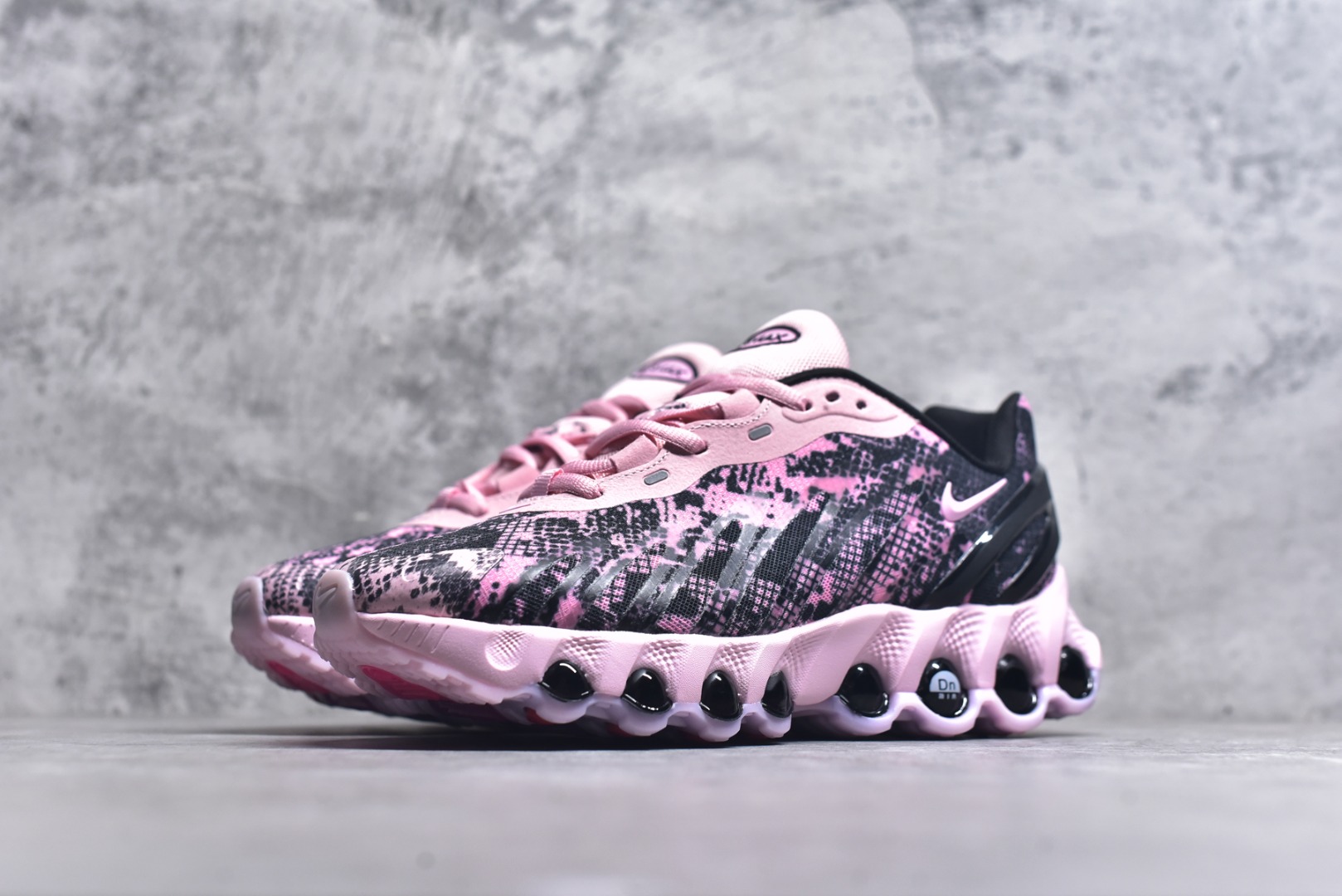 图片[2]-#Nike Air Max Dn8 舒适减震防滑耐磨低帮跑步鞋 男女同款 Nike 旗下 Air Max 家族正式迎来最新成员 Air Max DN8，此鞋款旨在透过 Dynamic Air 技术提升全天穿着体验，当中首次采用了全掌 Dynamic Air 系统，内置两组 Air 气垫，并透过八条互相连通的气管形成持续的气压循环，让每一步都更具弹性与灵活度。 货号：II0539-600 尺码：36 37.5 38 39 40 41 42 43 44 45-选品中心