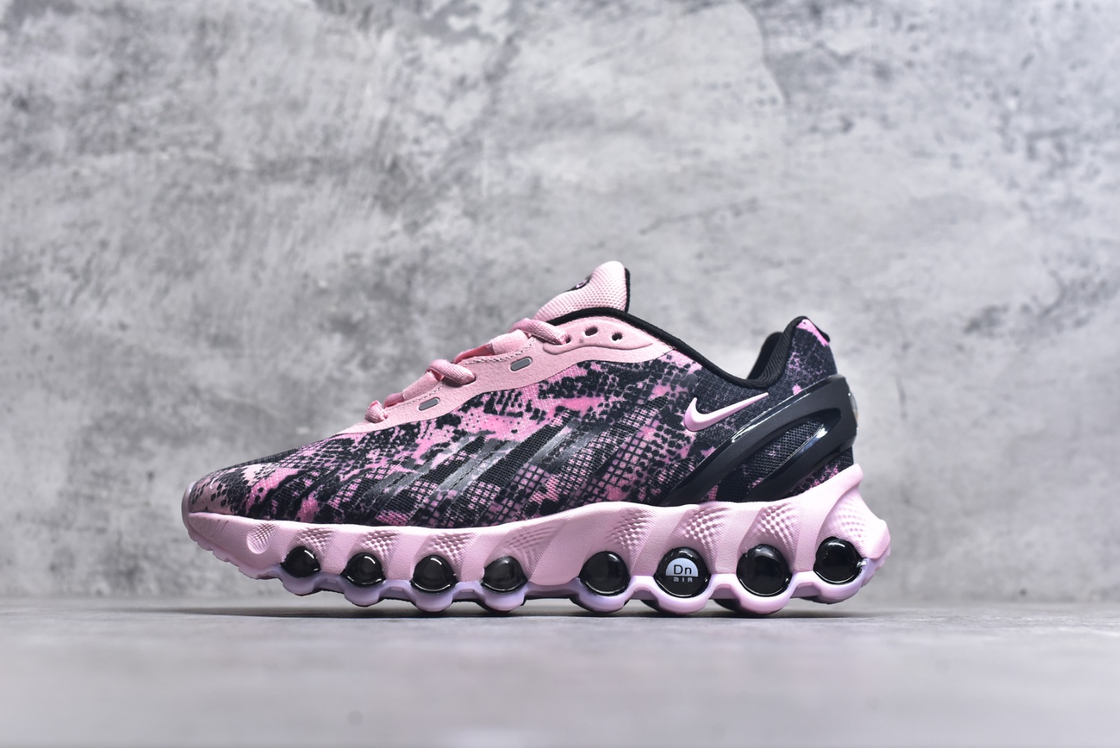 #Nike Air Max Dn8 舒适减震防滑耐磨低帮跑步鞋 男女同款 Nike 旗下 Air Max 家族正式迎来最新成员 Air Max DN8，此鞋款旨在透过 Dynamic Air 技术提升全天穿着体验，当中首次采用了全掌 Dynamic Air 系统，内置两组 Air 气垫，并透过八条互相连通的气管形成持续的气压循环，让每一步都更具弹性与灵活度。 货号：II0539-600 尺码：36 37.5 38 39 40 41 42 43 44 45-选品中心