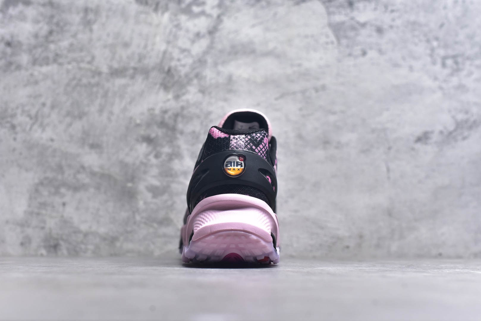 图片[5]-#Nike Air Max Dn8 舒适减震防滑耐磨低帮跑步鞋 男女同款 Nike 旗下 Air Max 家族正式迎来最新成员 Air Max DN8，此鞋款旨在透过 Dynamic Air 技术提升全天穿着体验，当中首次采用了全掌 Dynamic Air 系统，内置两组 Air 气垫，并透过八条互相连通的气管形成持续的气压循环，让每一步都更具弹性与灵活度。 货号：II0539-600 尺码：36 37.5 38 39 40 41 42 43 44 45-选品中心