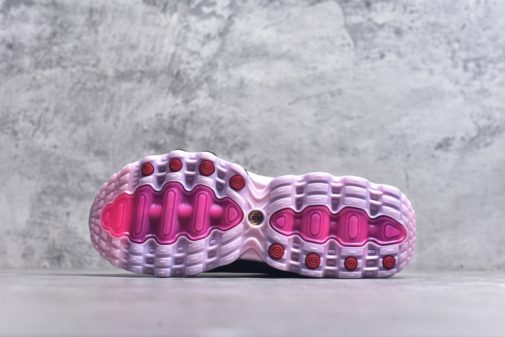 图片[6]-#Nike Air Max Dn8 舒适减震防滑耐磨低帮跑步鞋 男女同款 Nike 旗下 Air Max 家族正式迎来最新成员 Air Max DN8，此鞋款旨在透过 Dynamic Air 技术提升全天穿着体验，当中首次采用了全掌 Dynamic Air 系统，内置两组 Air 气垫，并透过八条互相连通的气管形成持续的气压循环，让每一步都更具弹性与灵活度。 货号：II0539-600 尺码：36 37.5 38 39 40 41 42 43 44 45-选品中心